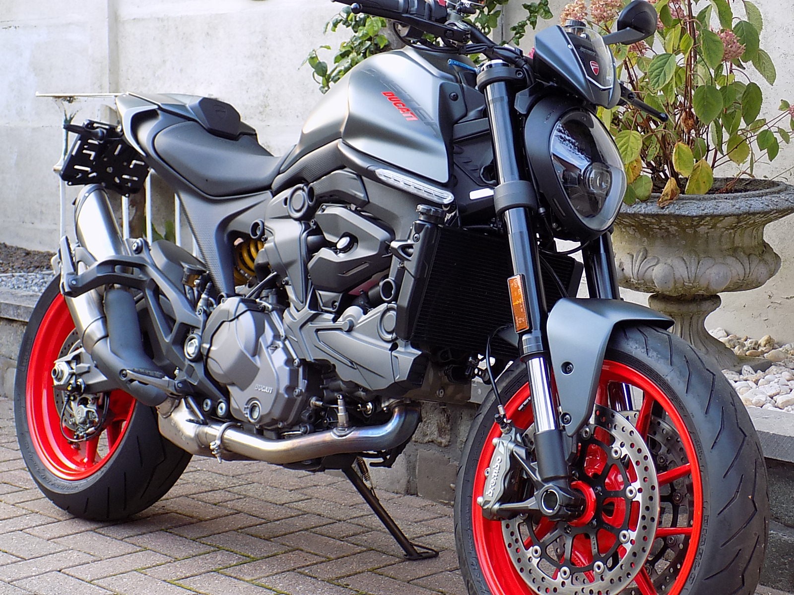 Lees meer over het artikel Ducati Monster 937 2022 6220 km als nieuw