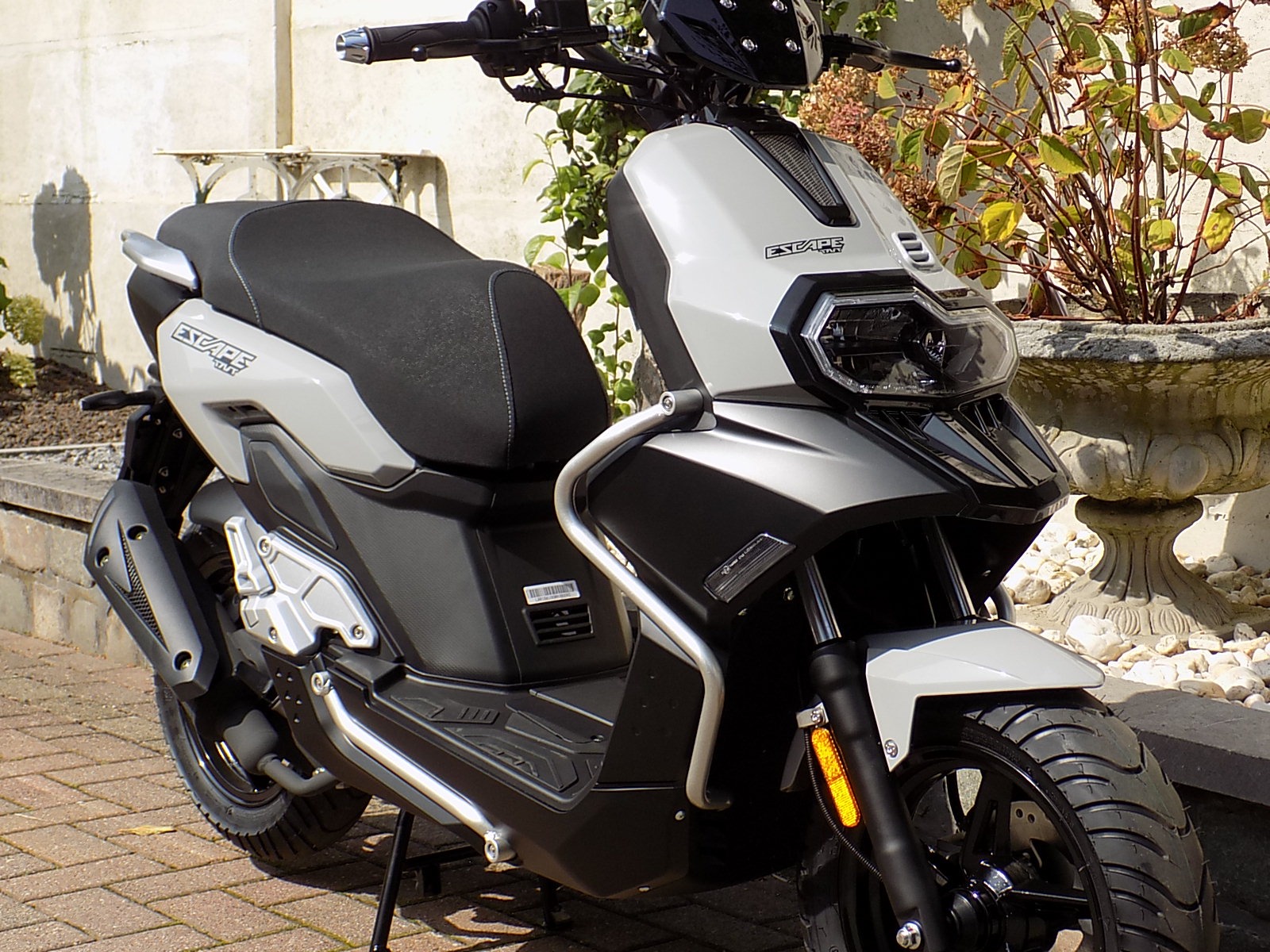 Je bekijkt nu nieuwe scooter sport cross model TNT ESCAPE 50