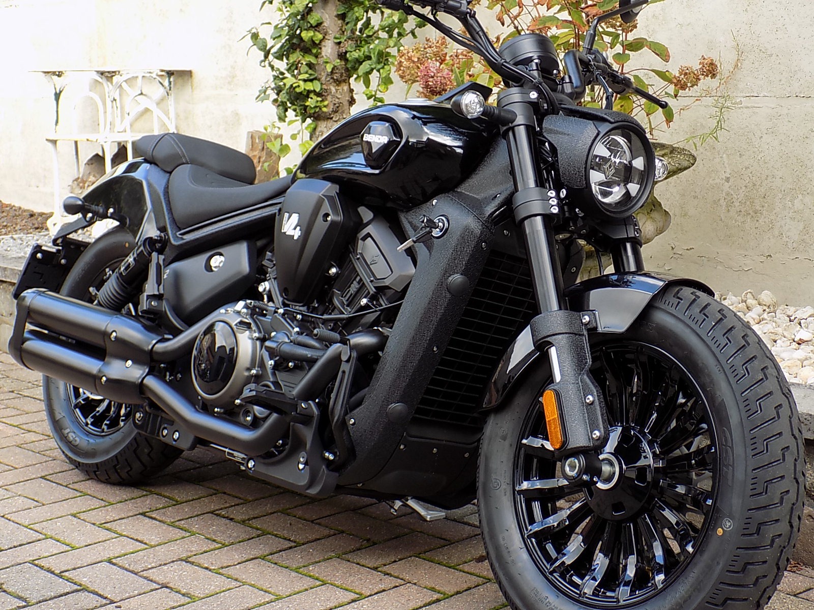 Lees meer over het artikel BENDA DARKFLAG 500 V4 chopper cruiser air suspension nieuw model