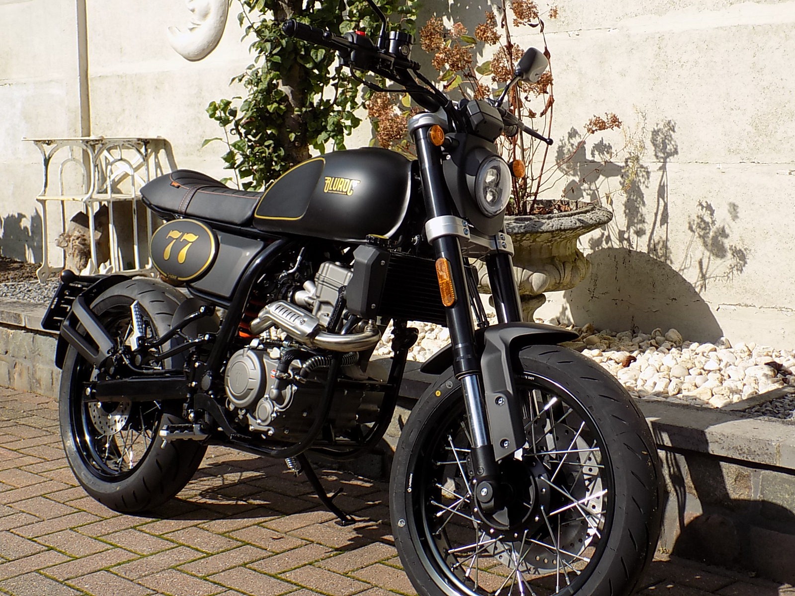 Je bekijkt nu Bluroc Tracker 125 cc LC scrambler cafe racer moto 11KW motor ! (VERKOCHT)!!!