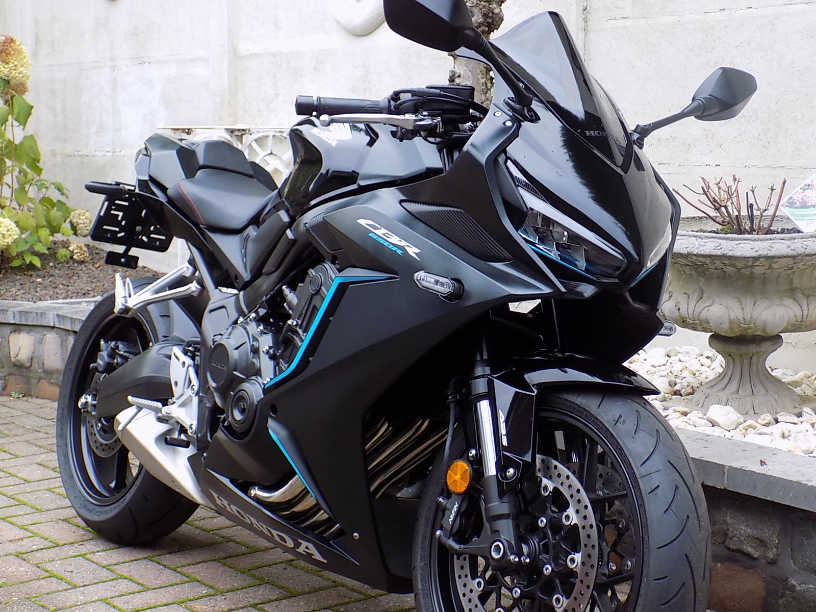 Lees meer over het artikel Honda CBR 650 R mat black 