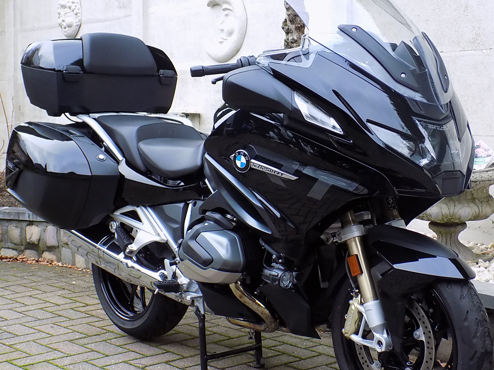 Lees meer over het artikel BMW R 1250 RT triple black Full option 2024