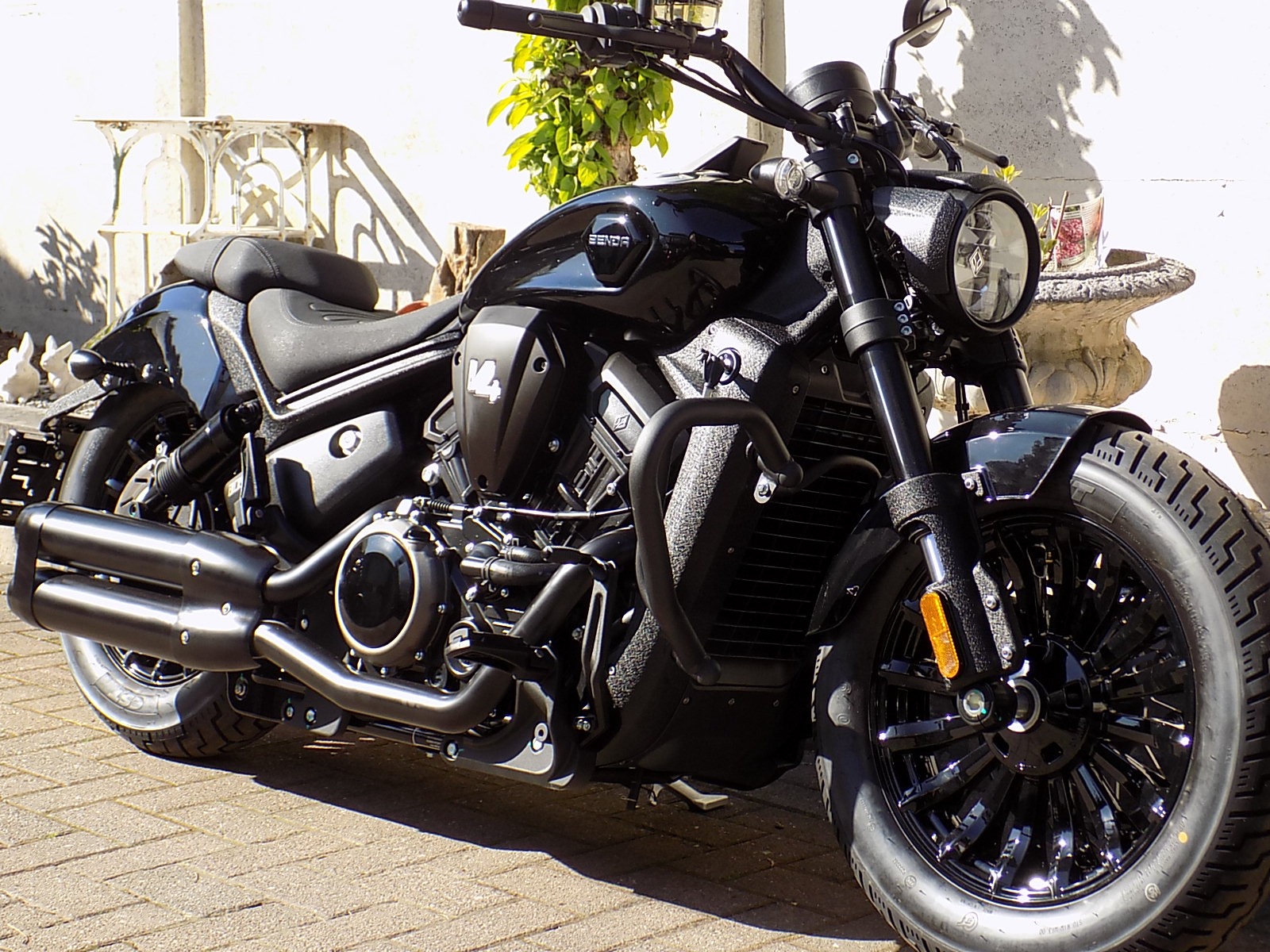 Lees meer over het artikel Benda Darkflag 500 V4 air suspension chopper cruiser nieuw  (VERKOCHT)!!!