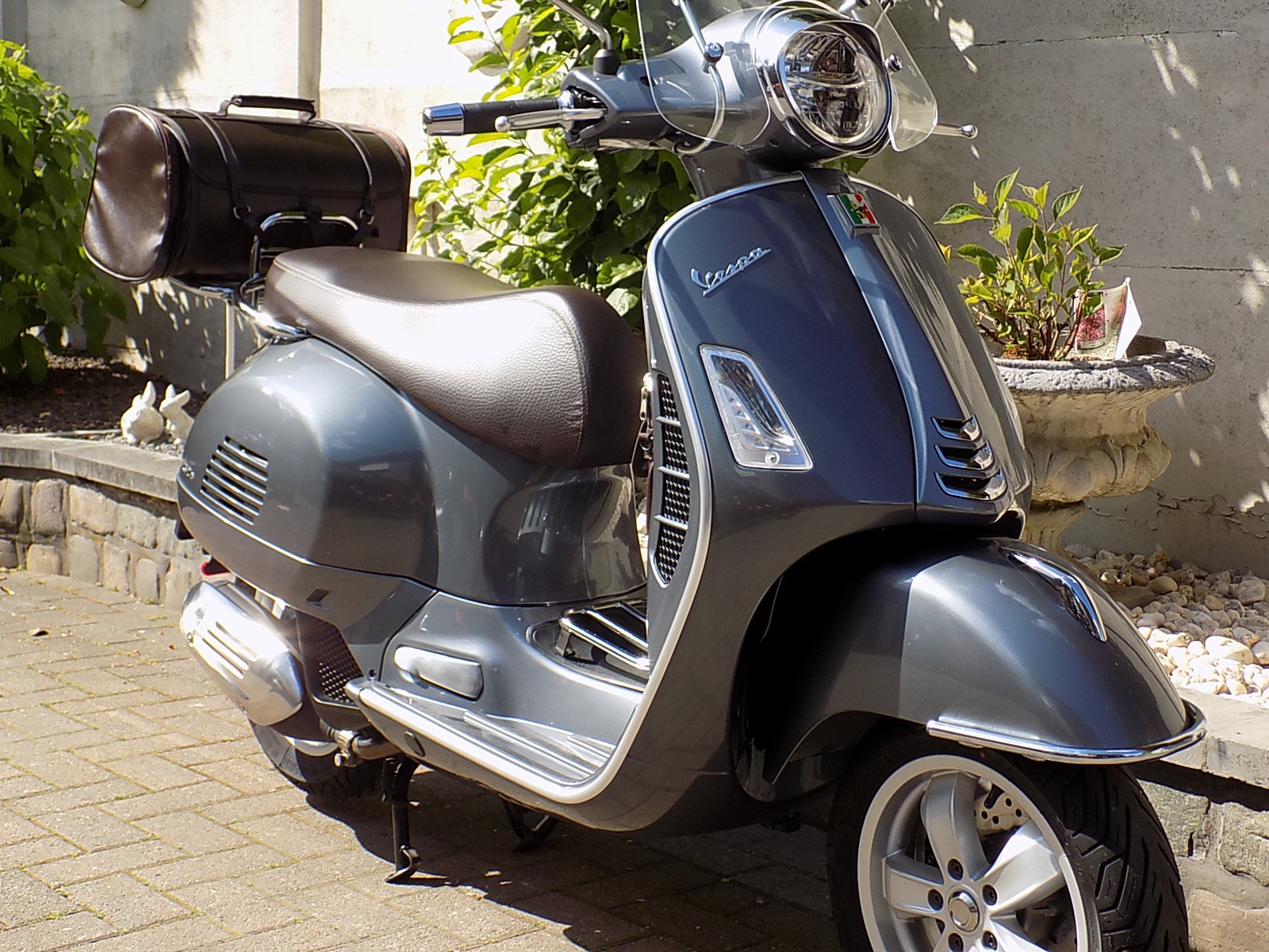 Lees meer over het artikel Vespa GTS 125 i touring als nieuw 