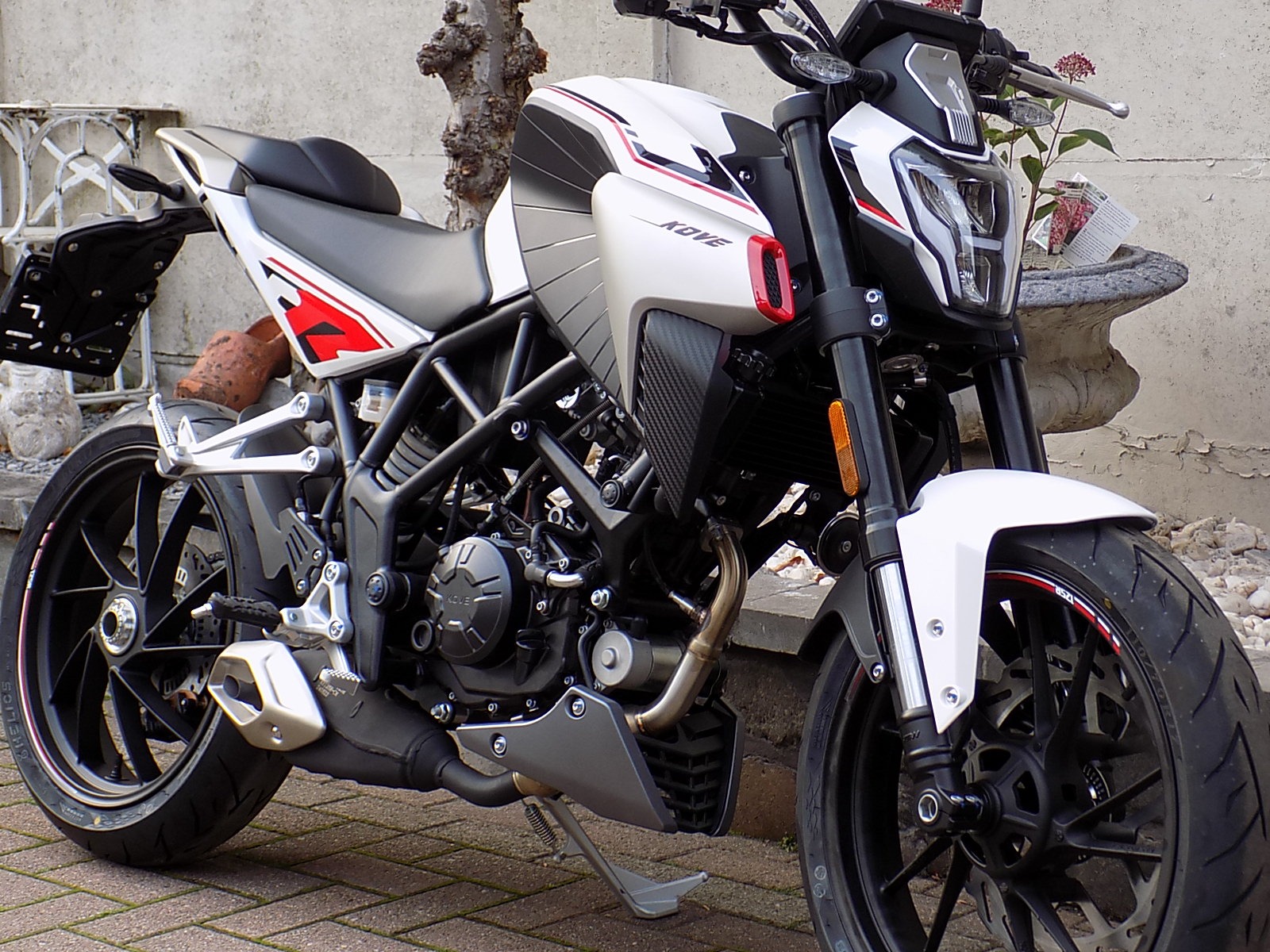 Lees meer over het artikel Kove 125 cc naked sport motor 15PK ABS