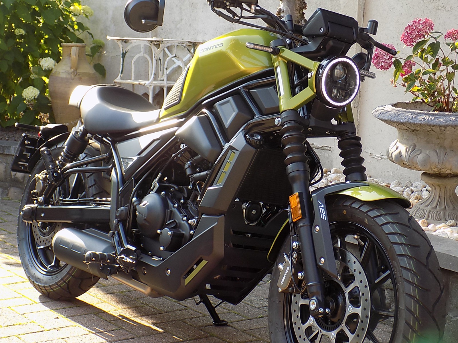 Lees meer over het artikel Zontes Chopper 125 C nieuw model cruiser 11KW ! Demo