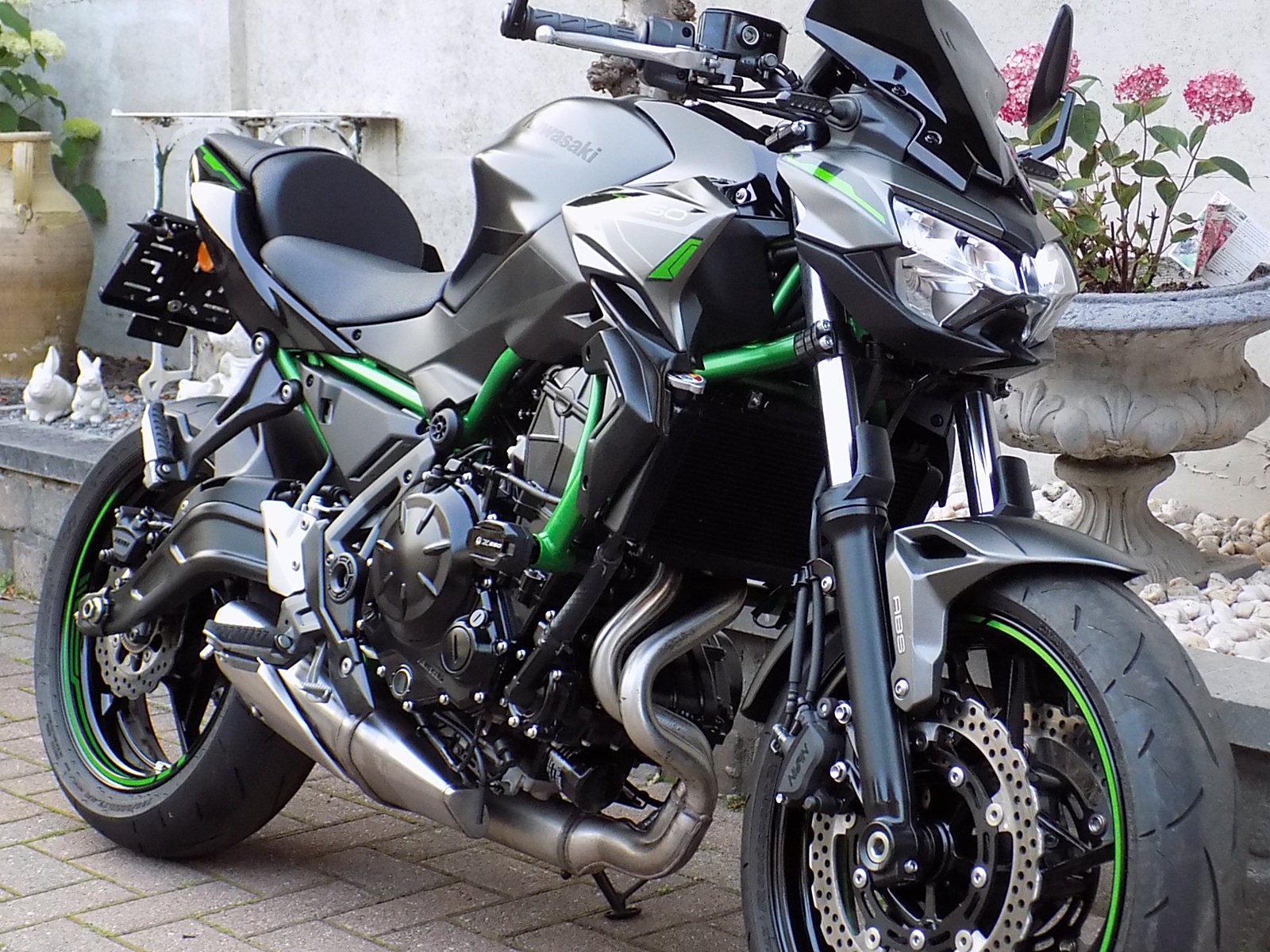 Lees meer over het artikel Kawasaki Z650 2024 35kw nieuw model