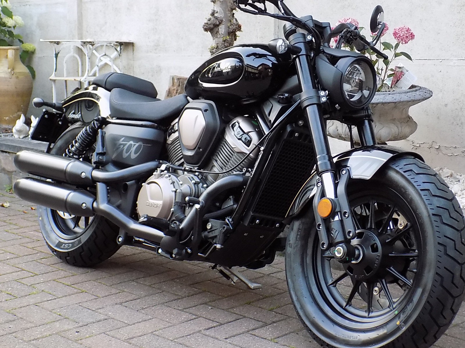 Lees meer over het artikel Nieuw model chopper Benda 500 cc v twin black 6390€ !!