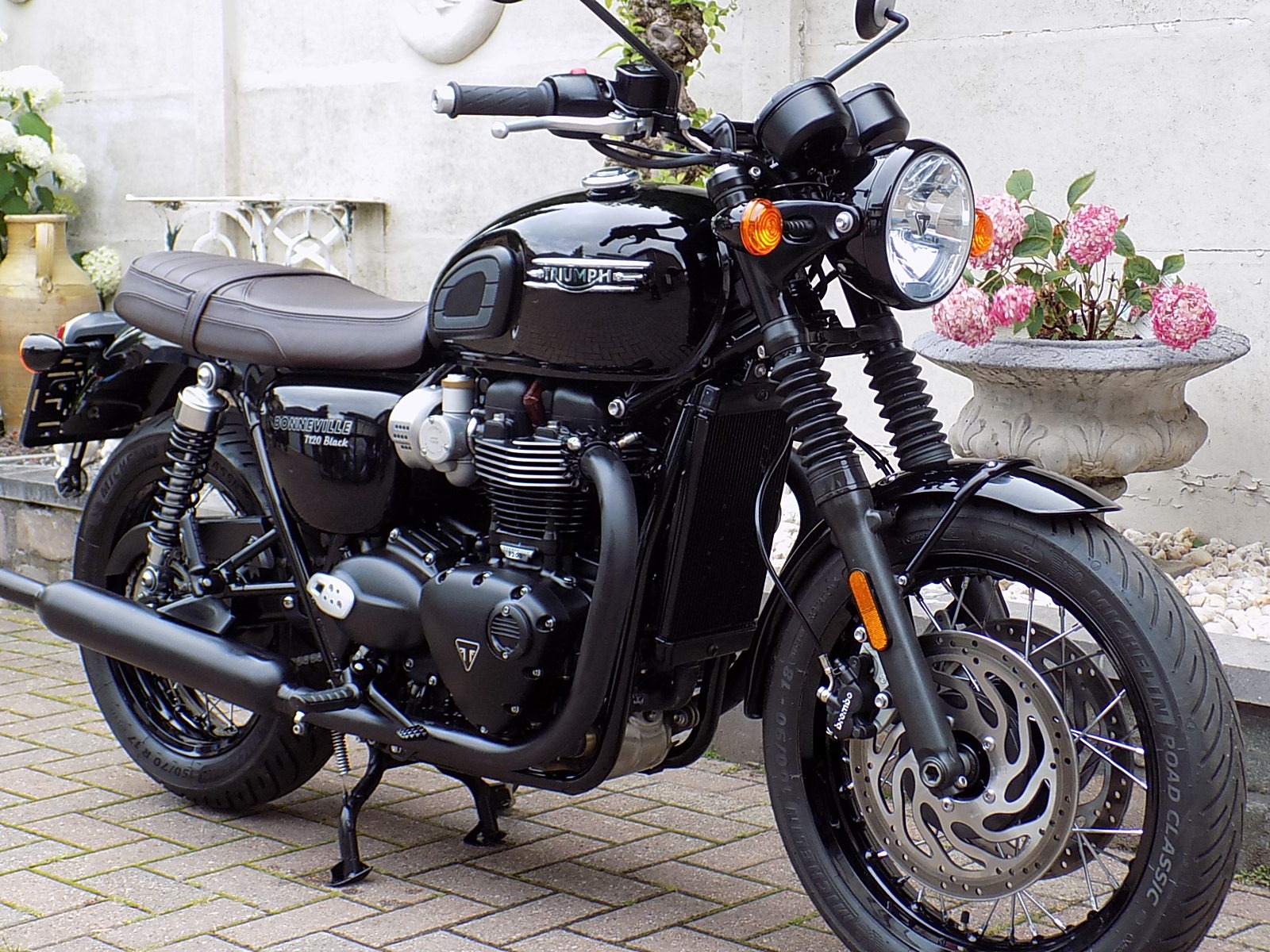 Lees meer over het artikel Triumph T120 Bonneville Black als nieuw!