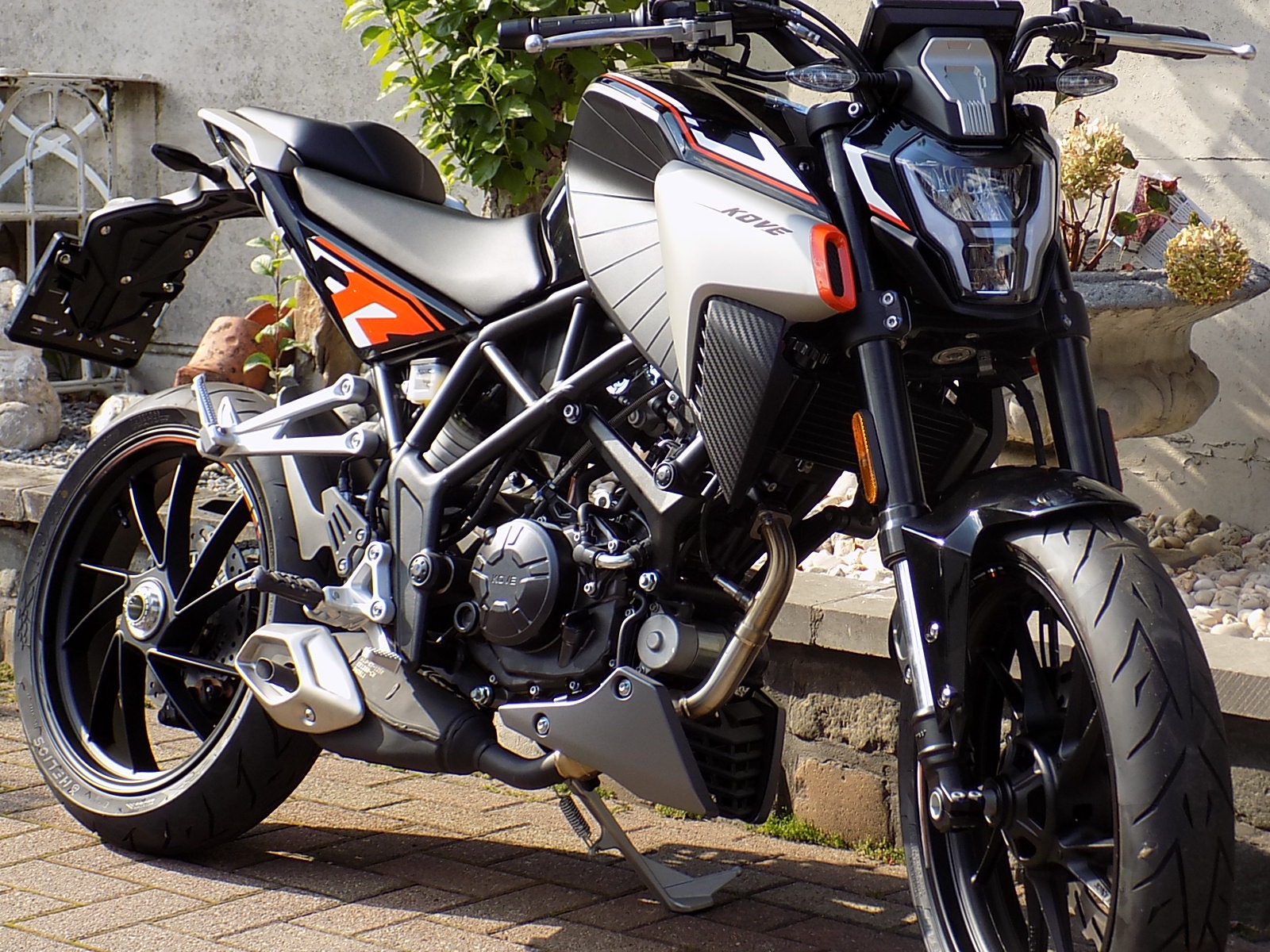 Lees meer over het artikel Kove 125 cc naked sport motor 15PK ABS