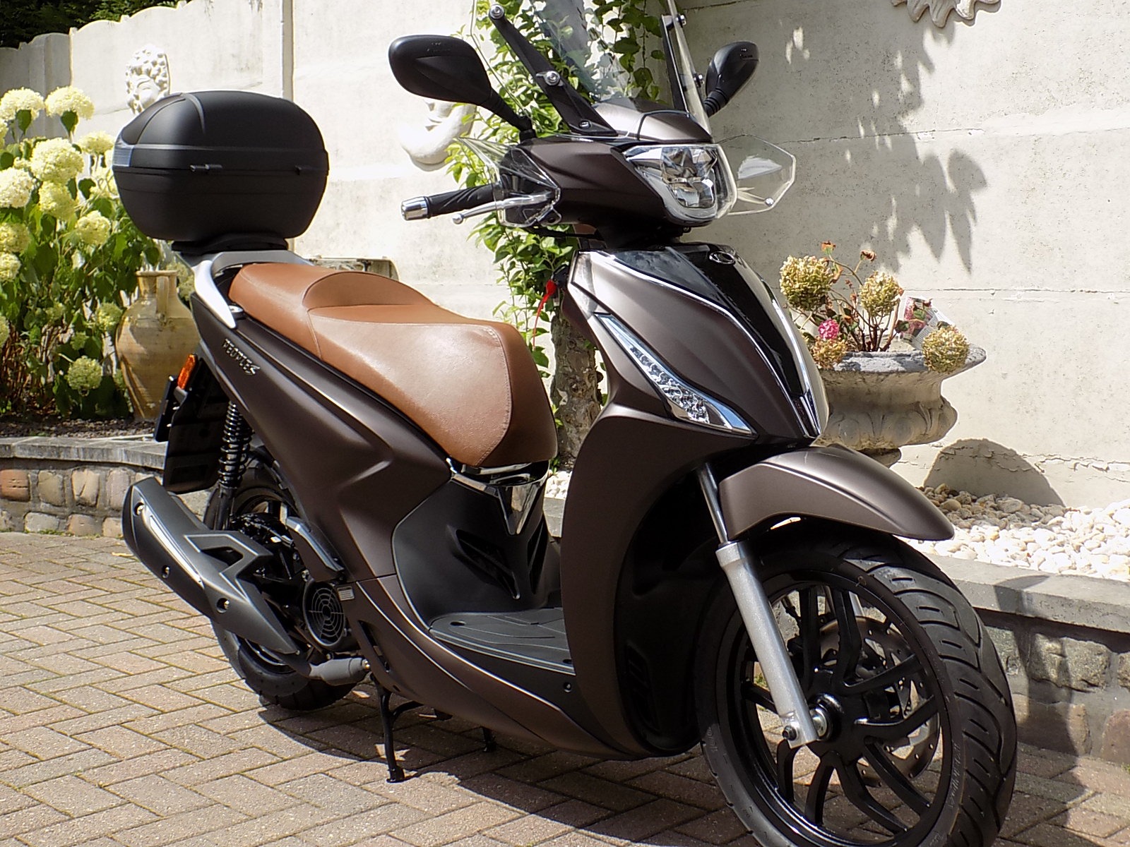 Lees meer over het artikel KYMCO new people S 125 cc scooter (VERKOCHT)!!!