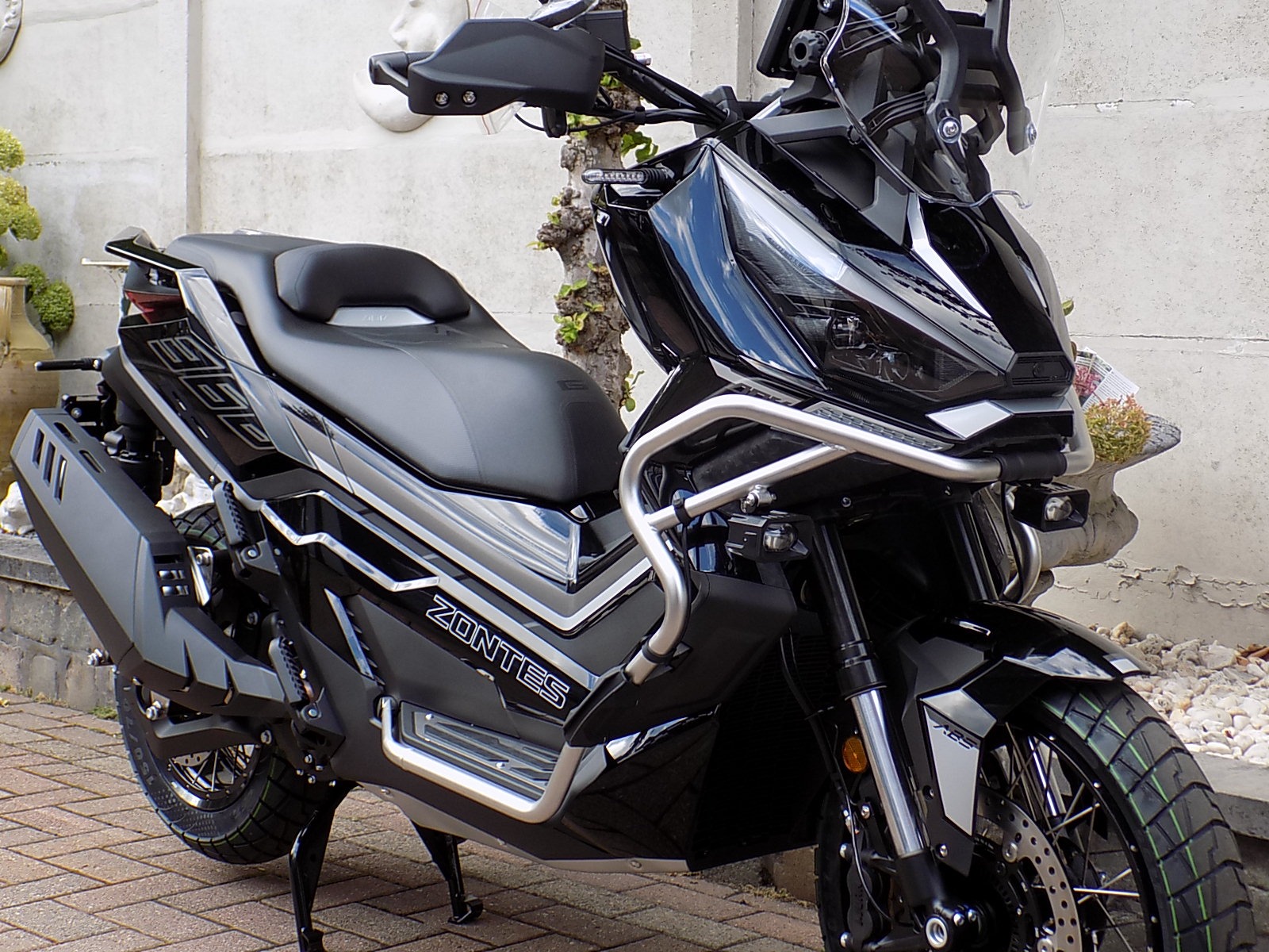 Lees meer over het artikel Zontes 368G sport scooter moto nieuw model 