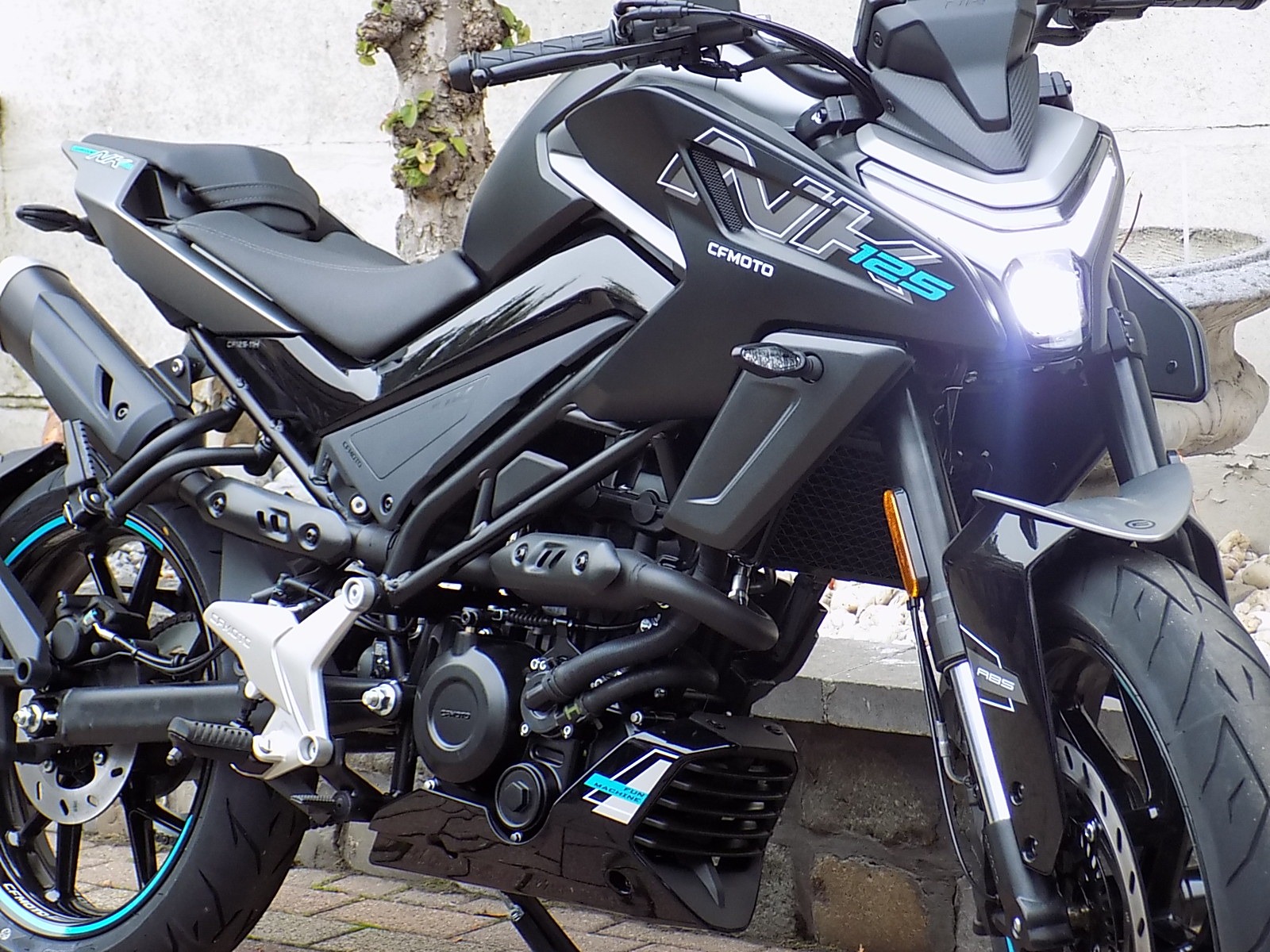 Lees meer over het artikel CFMOTO NK 125 black sport naked bike ABS TRC