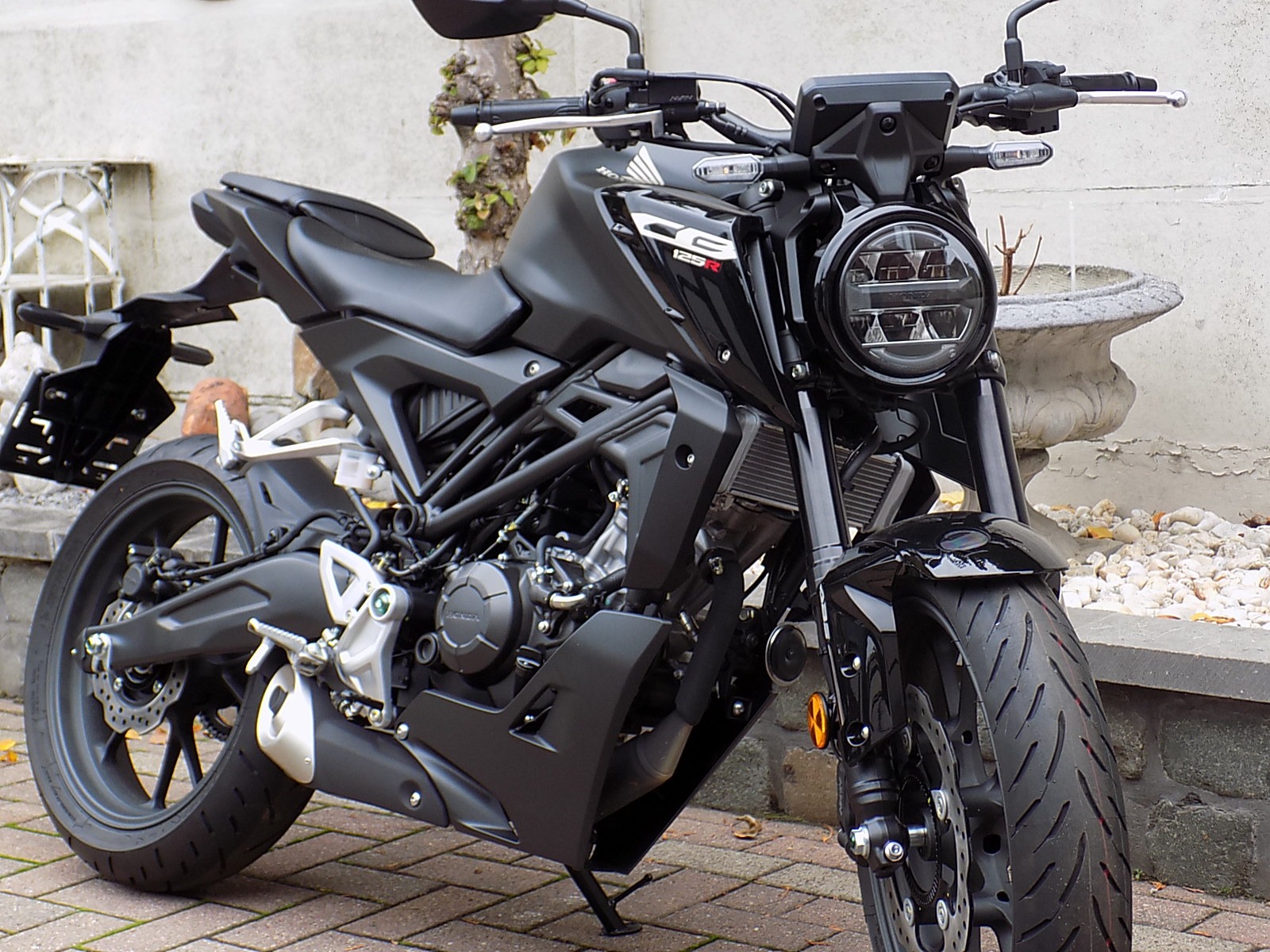 Lees meer over het artikel Honda Cb 125 R naked bike als nieuw 