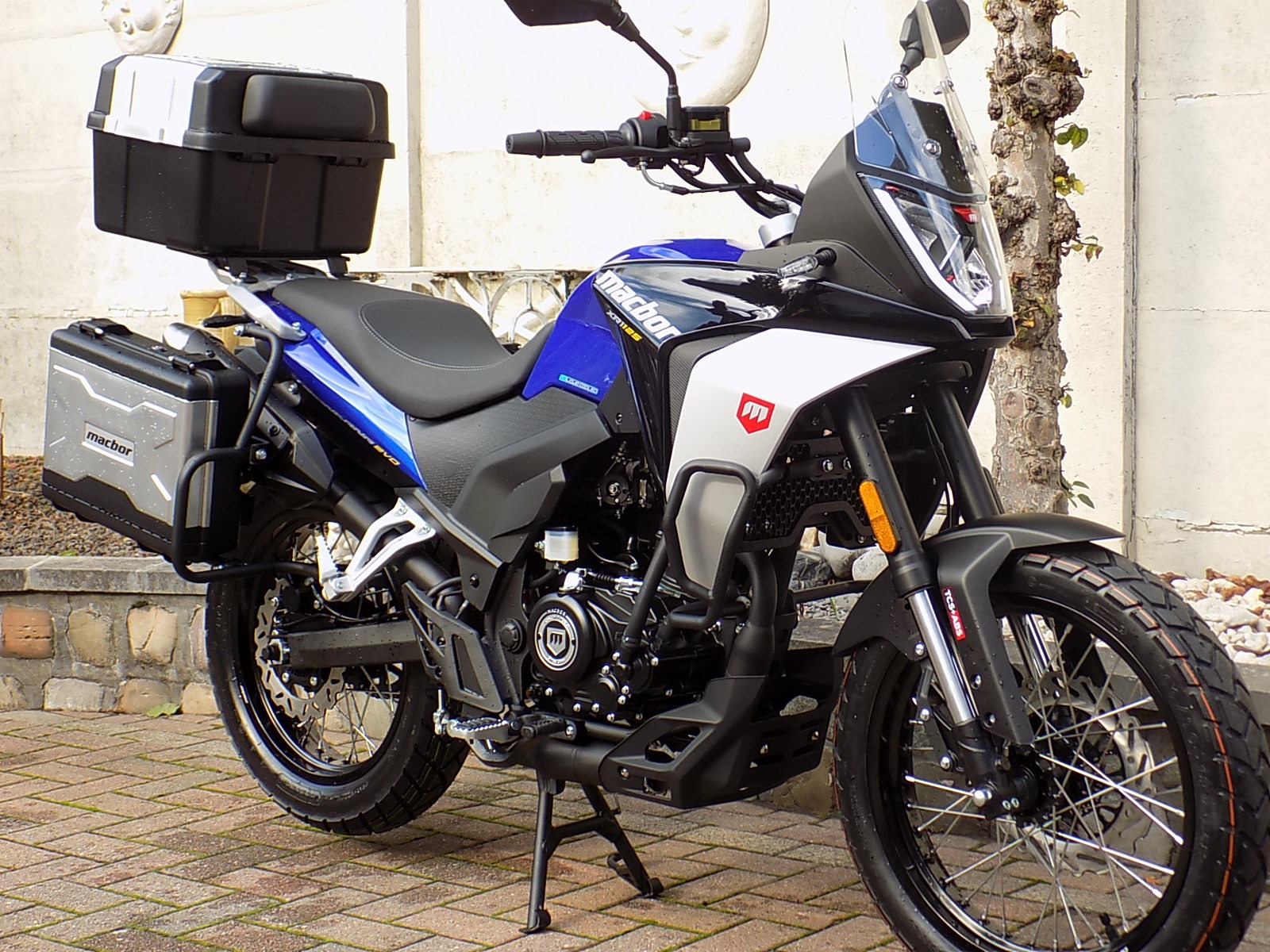 Lees meer over het artikel moto 125 cc Touring nieuw groot model 11KW sport 