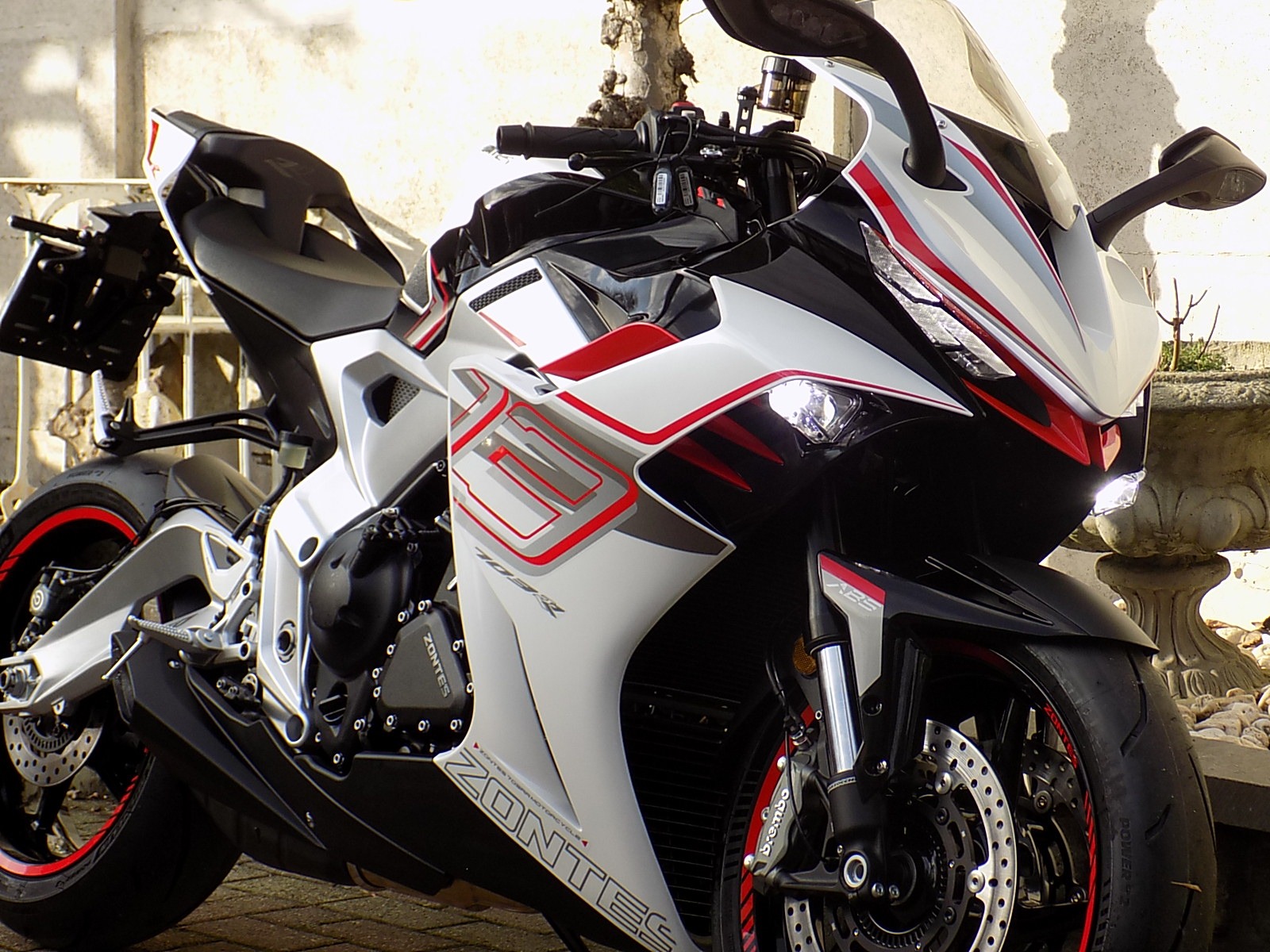 Lees meer over het artikel new Zontes 703 RR racer 3 cilinder sport moto Brembo brakes