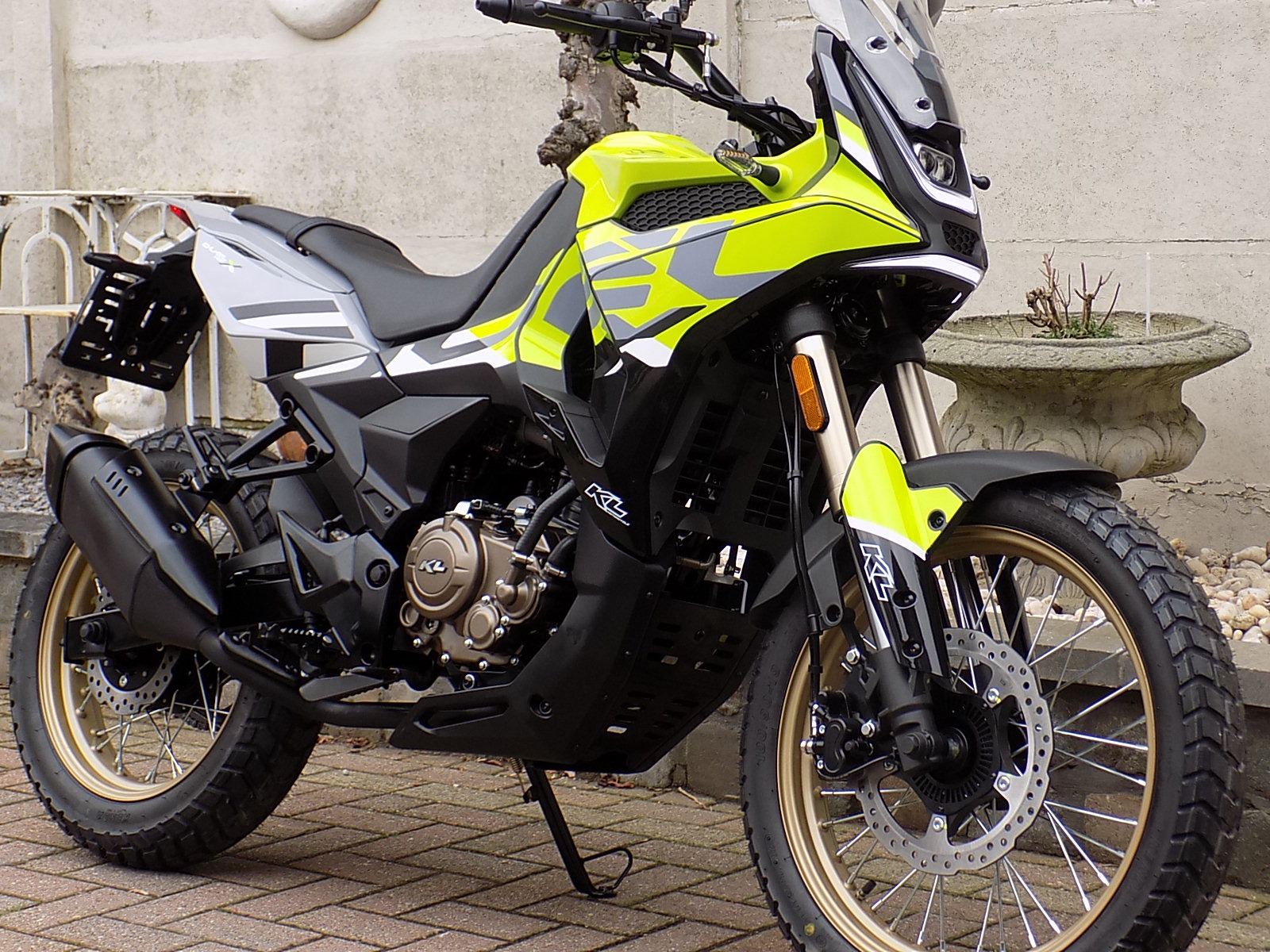 Lees meer over het artikel FB MONDIAL DUAL X touring 125cc moto nieuw model