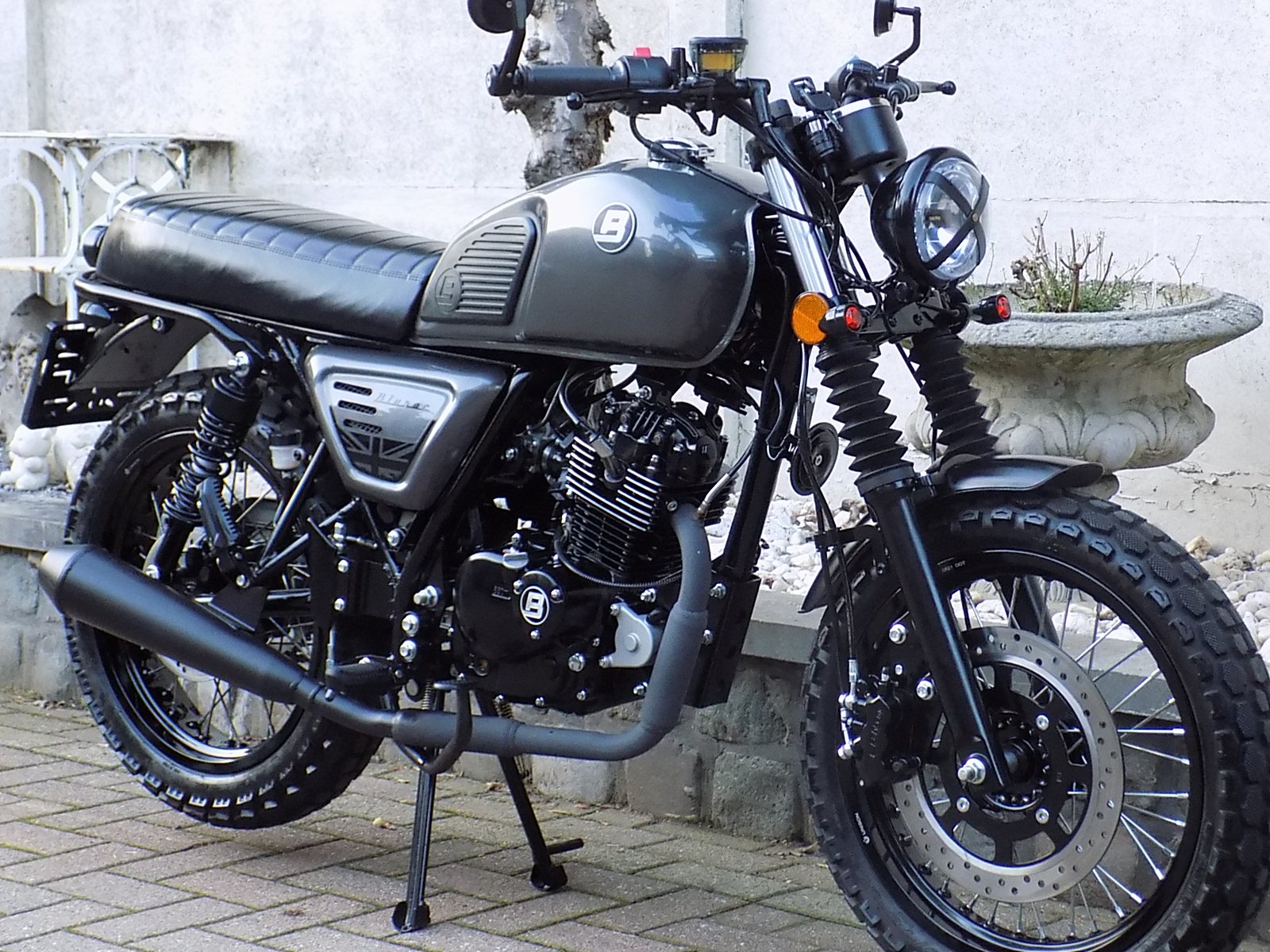 Lees meer over het artikel Bluroc Bullit scrambler 125cc legend moto als nieuw