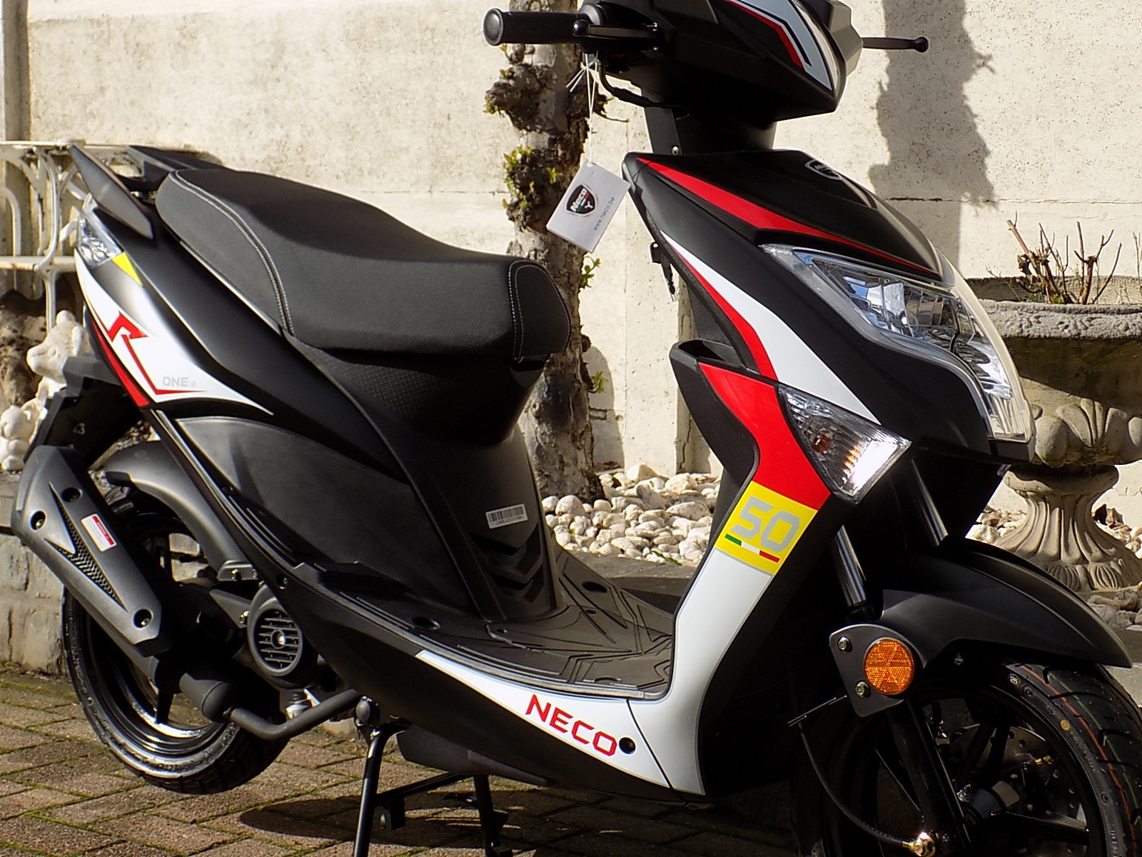 Lees meer over het artikel NECO scooter One 50 12″ klasse : A 25km