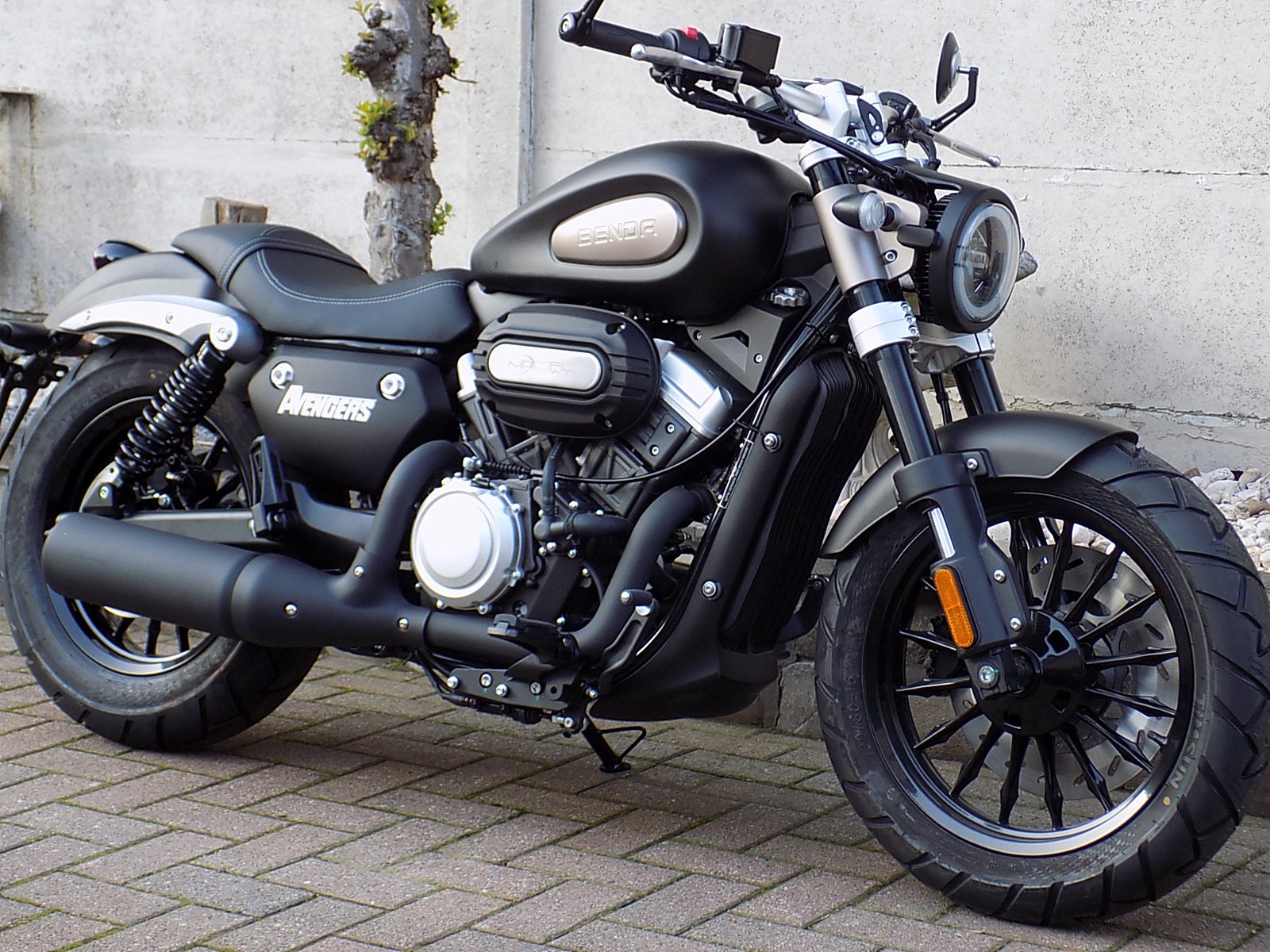 Lees meer over het artikel Benda Avengers 125cc V twin chopper cruiser 