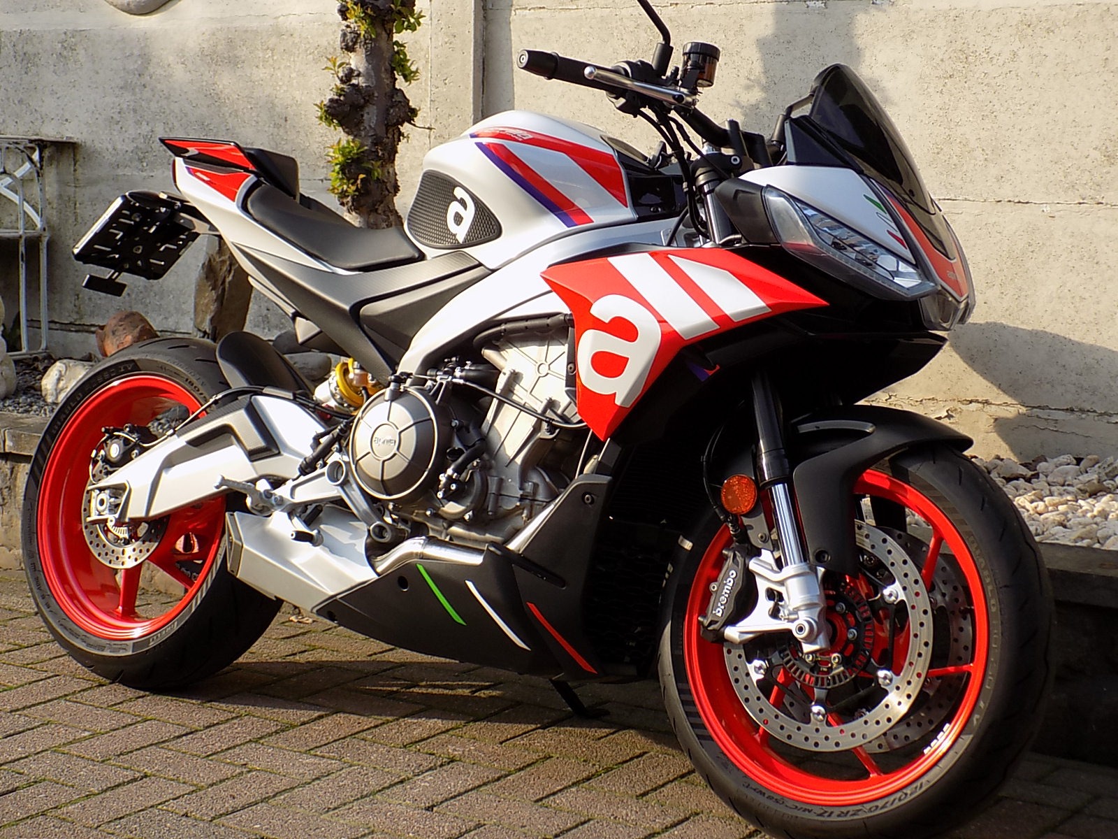 Lees meer over het artikel Aprilia Tuono 660 factory