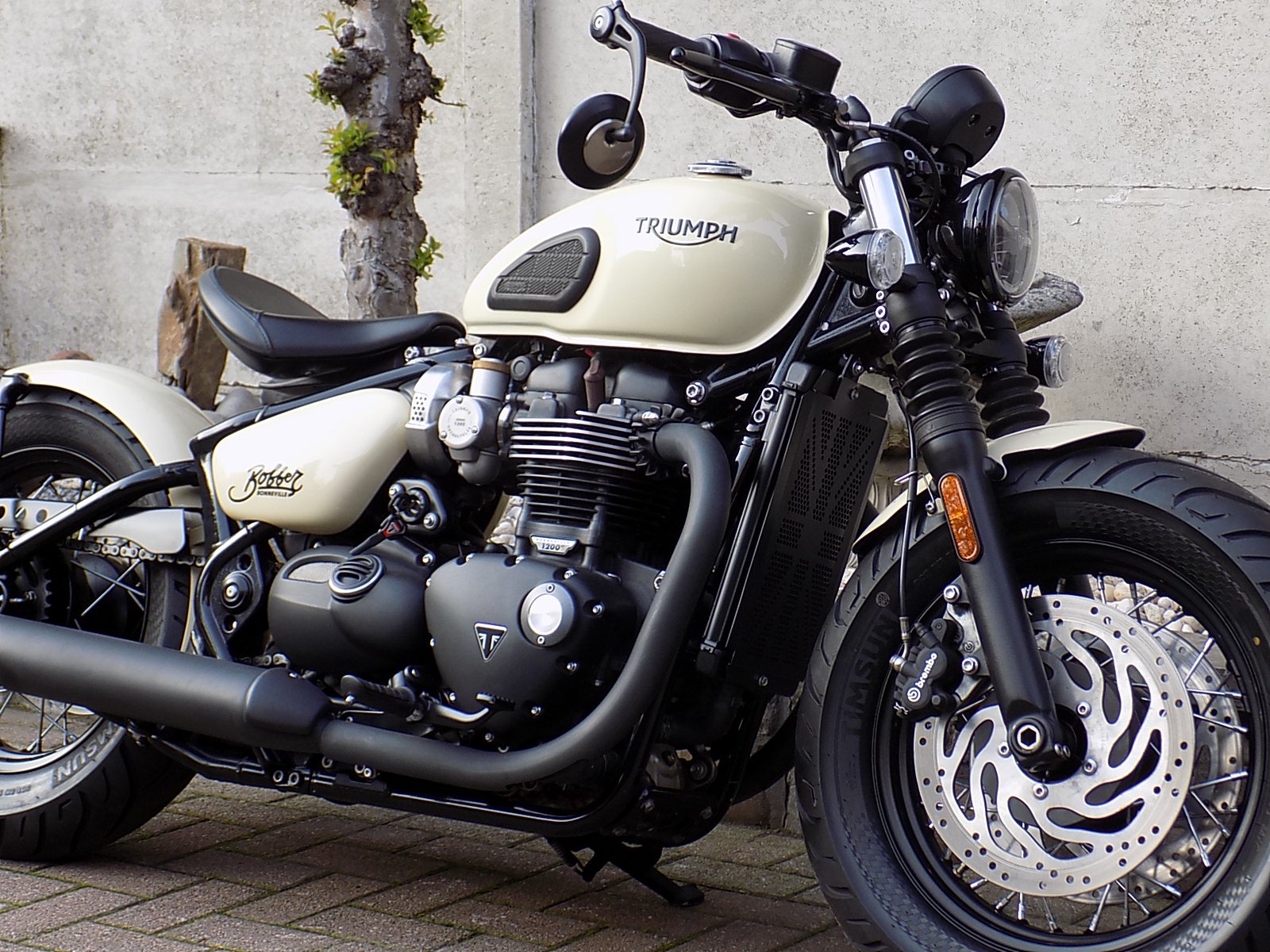 Lees meer over het artikel Triumph 1200 Bobber (VERKOCHT)!!!
