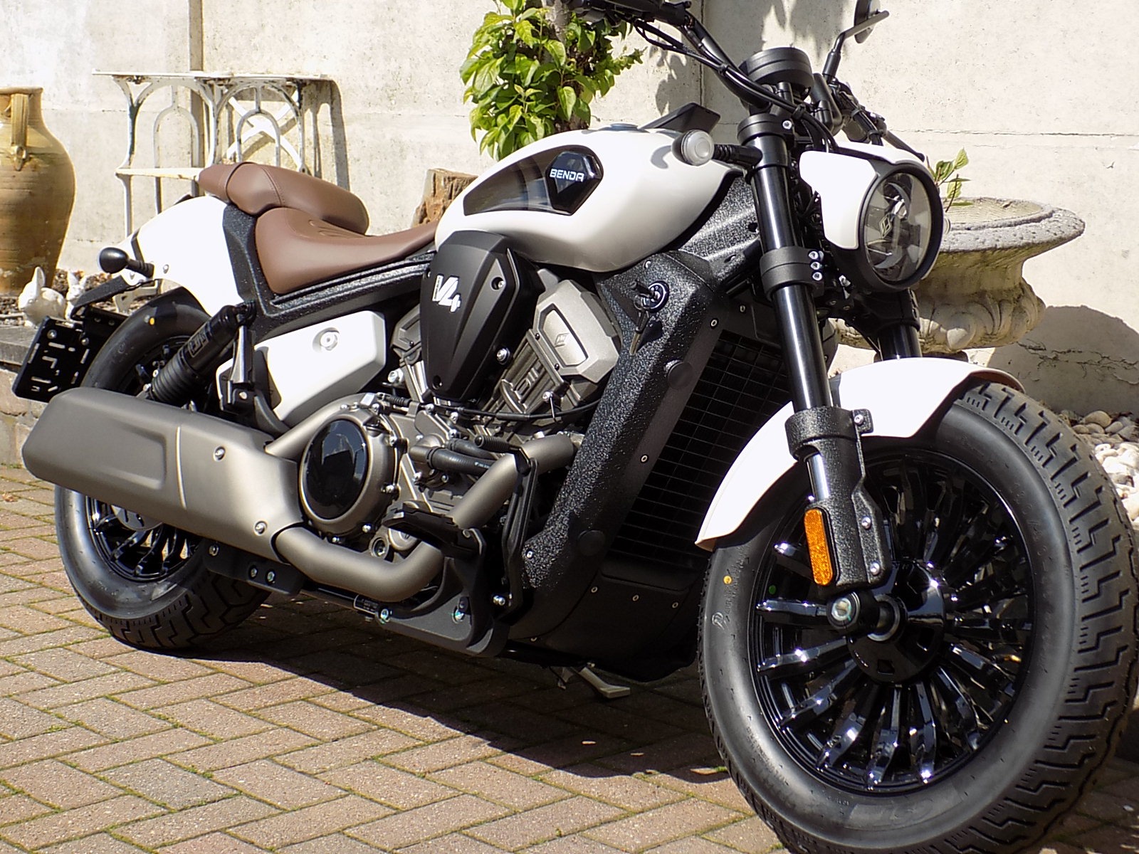 Lees meer over het artikel Benda Darkflag 500 V4 commander chopper cruiser