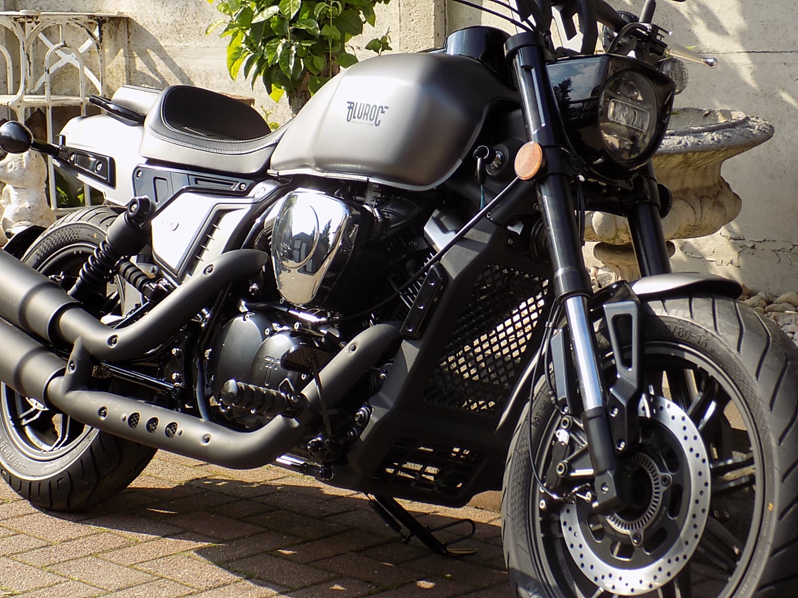 Lees meer over het artikel Bluroc Chopper cruiser 250cc V twin ABS 