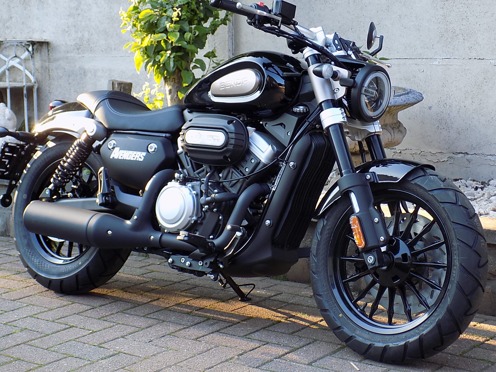 Lees meer over het artikel Benda  Avengers 125 cc chopper bobber cruiser V twin 