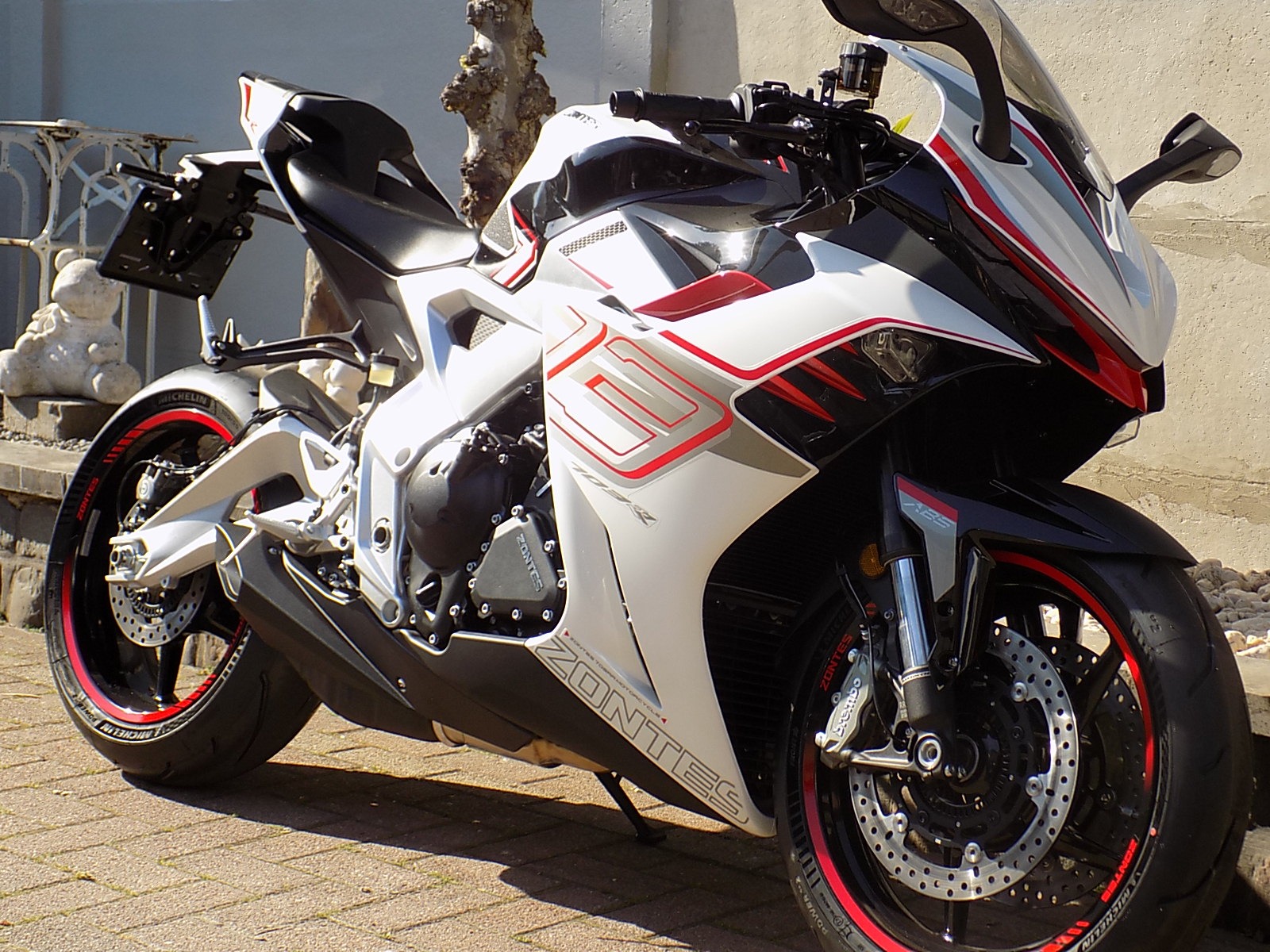 Lees meer over het artikel Zontes 703RR racer 