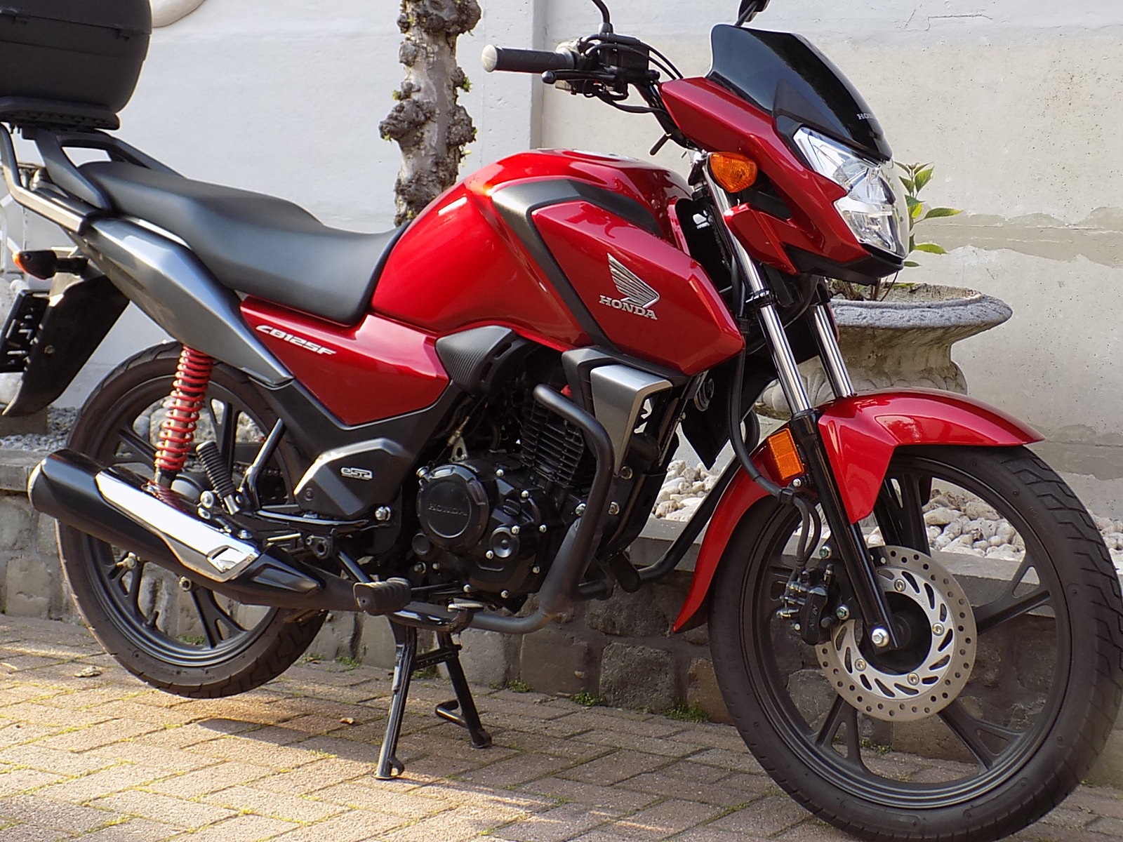 Lees meer over het artikel Honda CB 125 F als nieuw