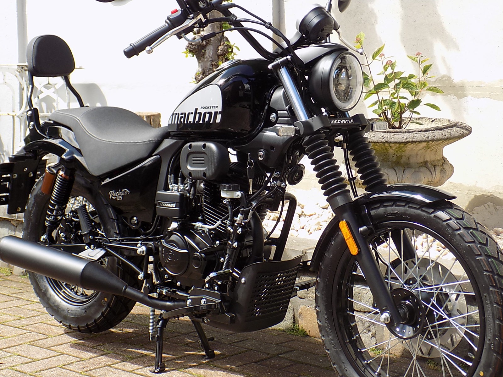 Lees meer over het artikel Macbor Rockster 125 cc black chopper cruiser 