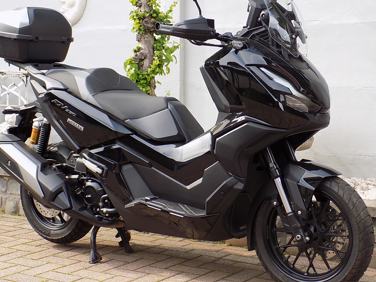 Lees meer over het artikel Honda ADV 350 A als nieuw
