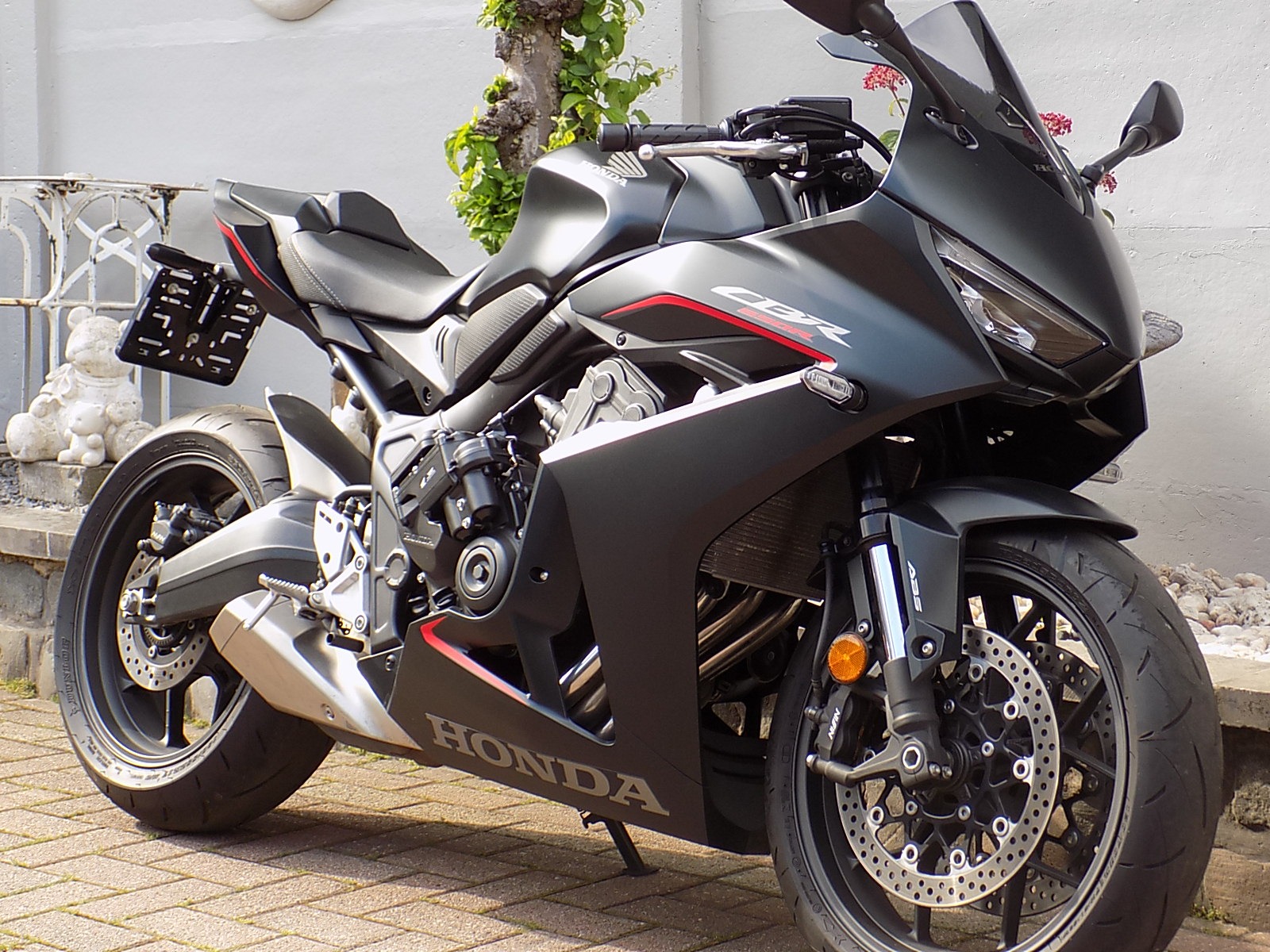 Lees meer over het artikel Honda CBR 650 r E-Clutch als nieuw 