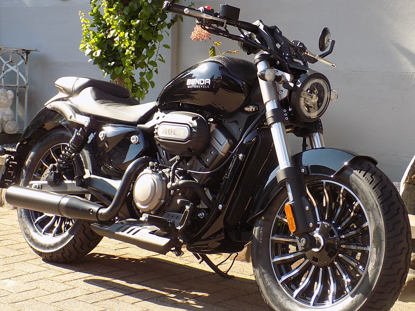 Lees meer over het artikel Benda Rock 125cc V twin chopper cruiser grootste model