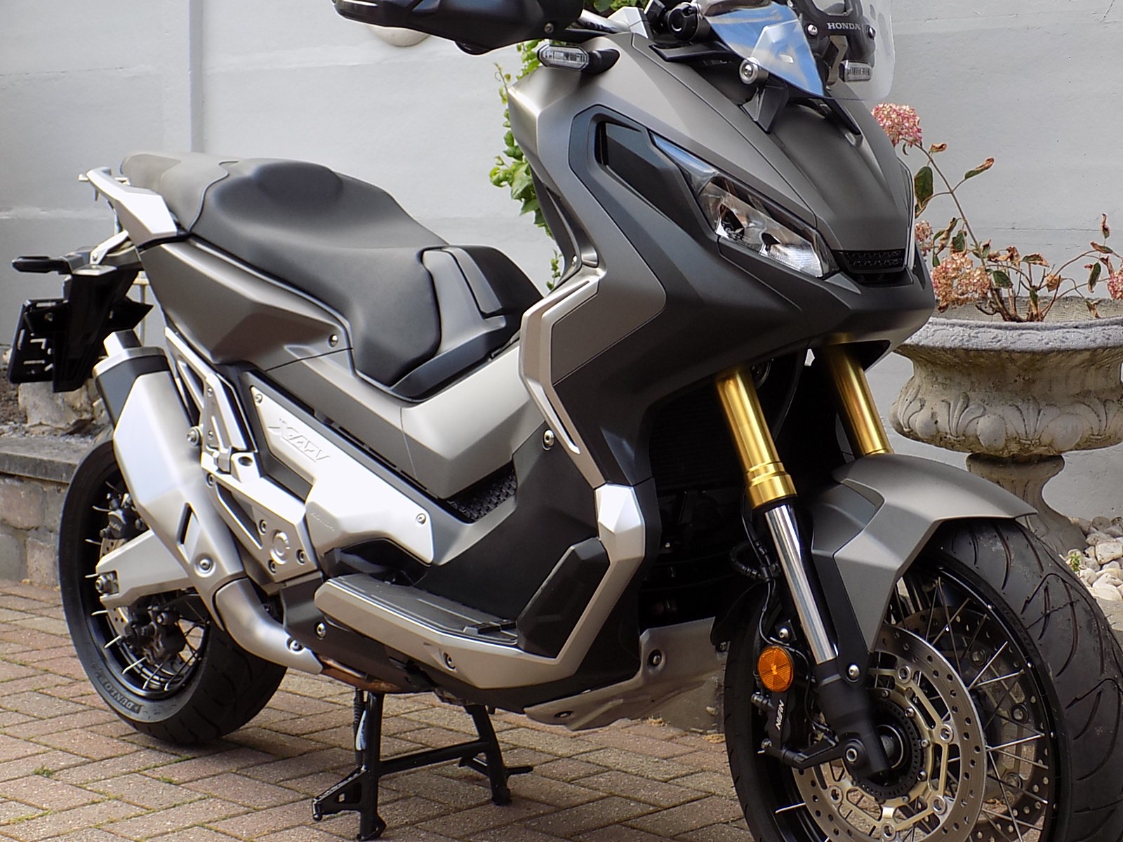 Lees meer over het artikel Honda X-ADV 750 als nieuw DCT 12400km
