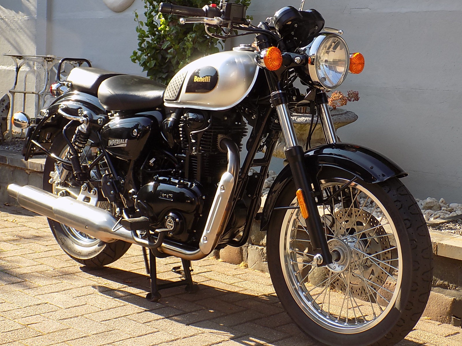 Lees meer over het artikel Benelli Imperiale 400 top staat 
