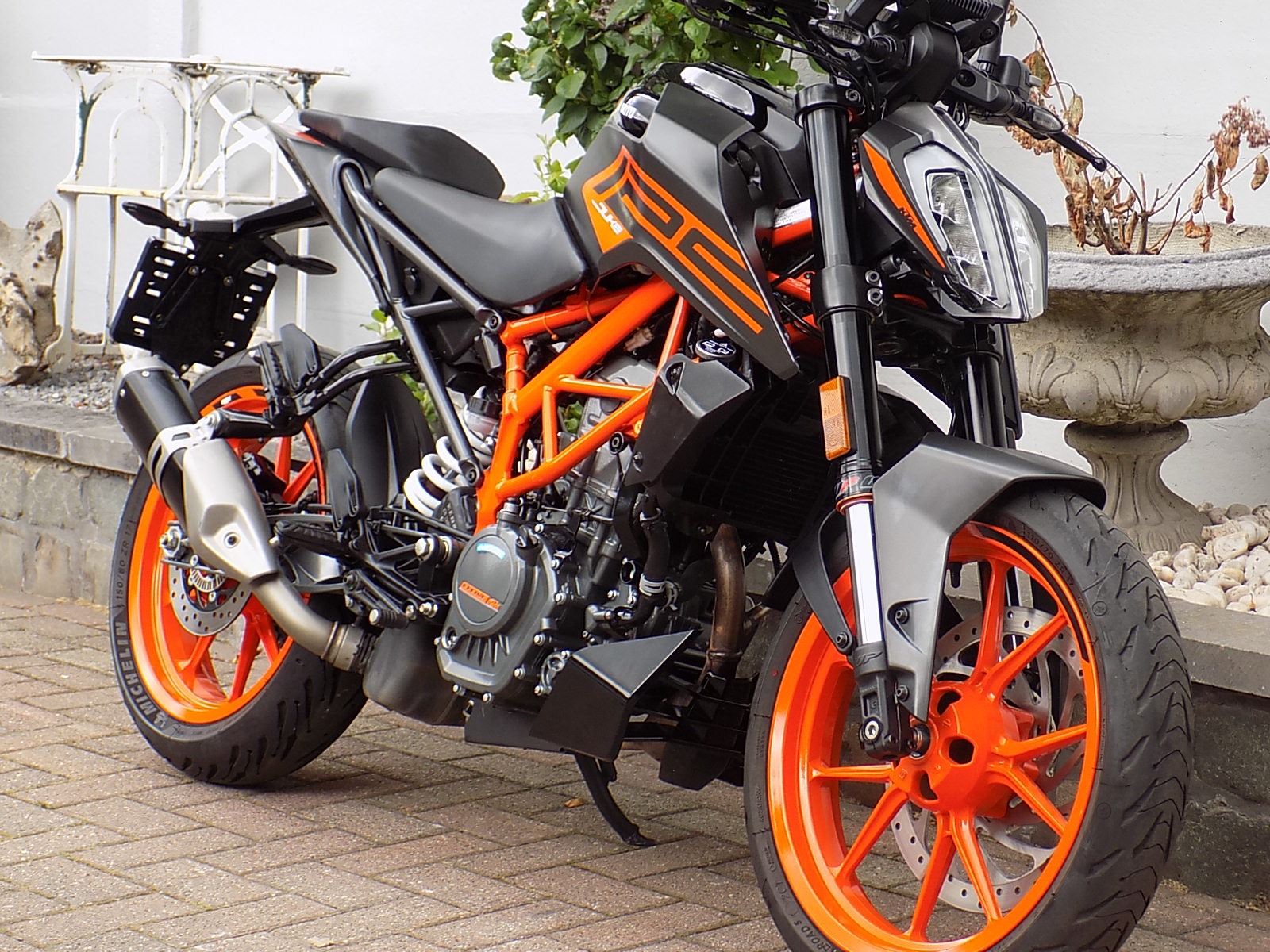 Lees meer over het artikel KTM DUKE model 21 als nieuw 8600km