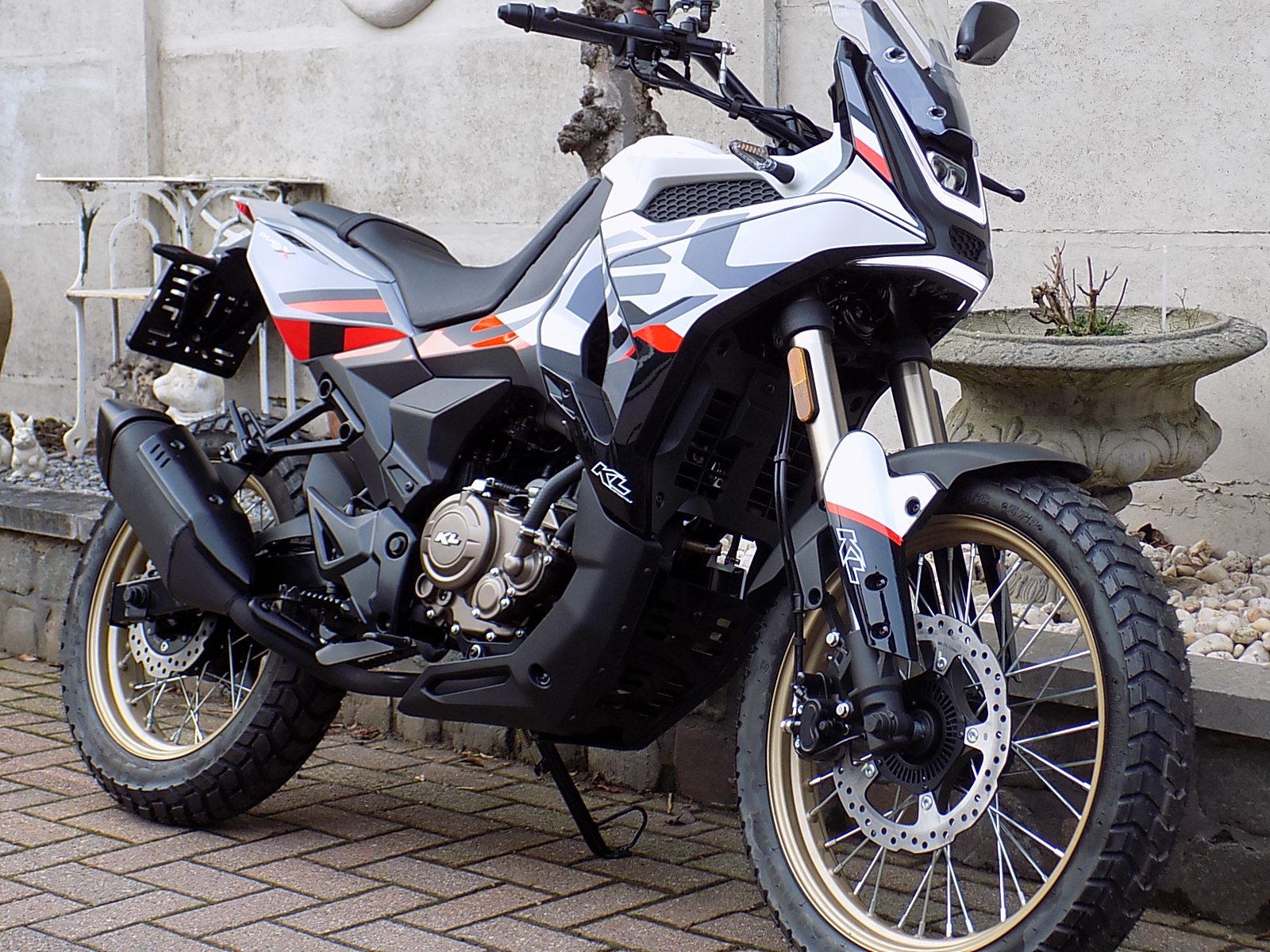 Lees meer over het artikel FB MONDIAL DUAL X touring 125cc moto nieuw model 