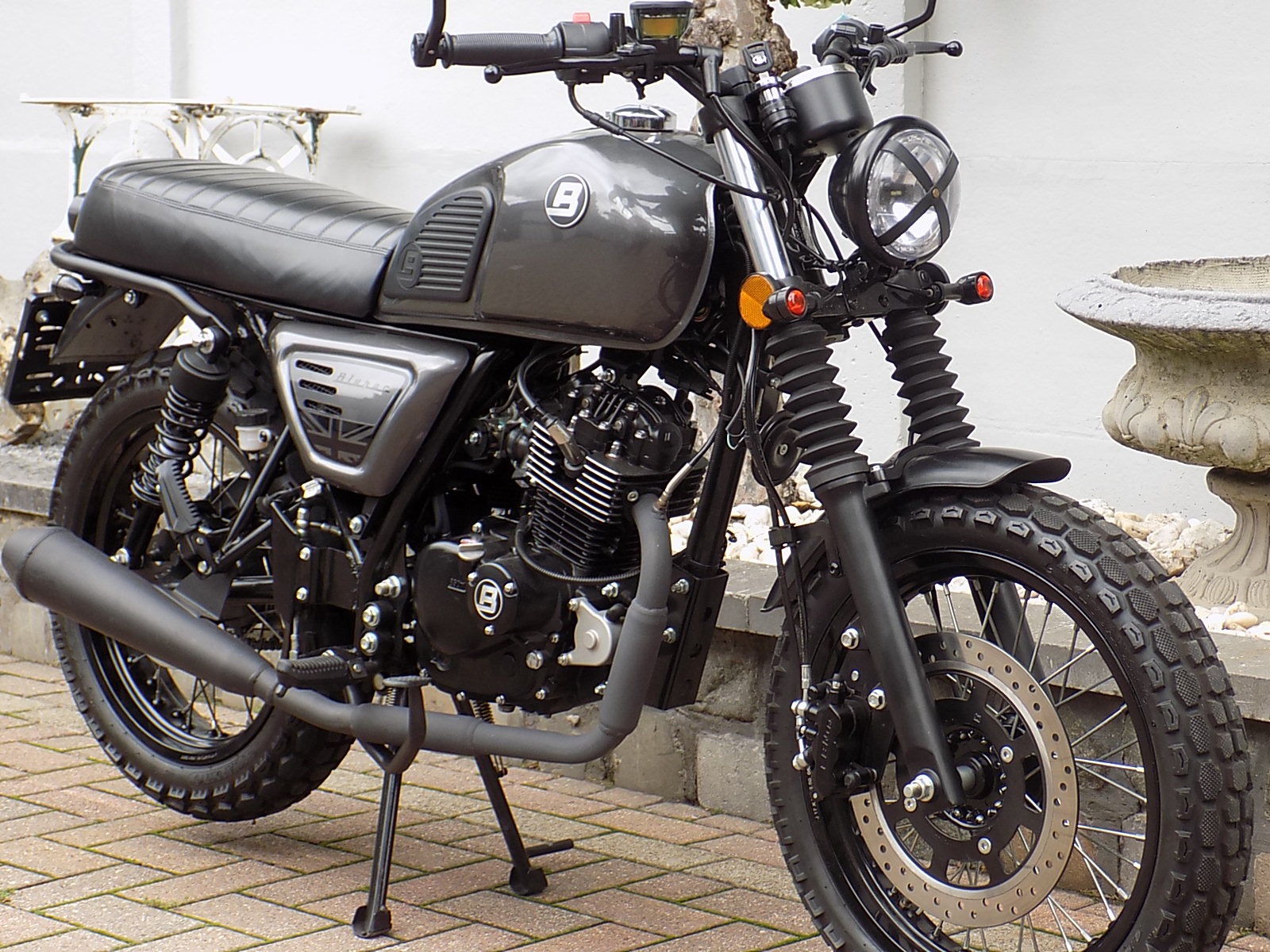 Lees meer over het artikel Bluroc legend 125cc scrambler cafe racer