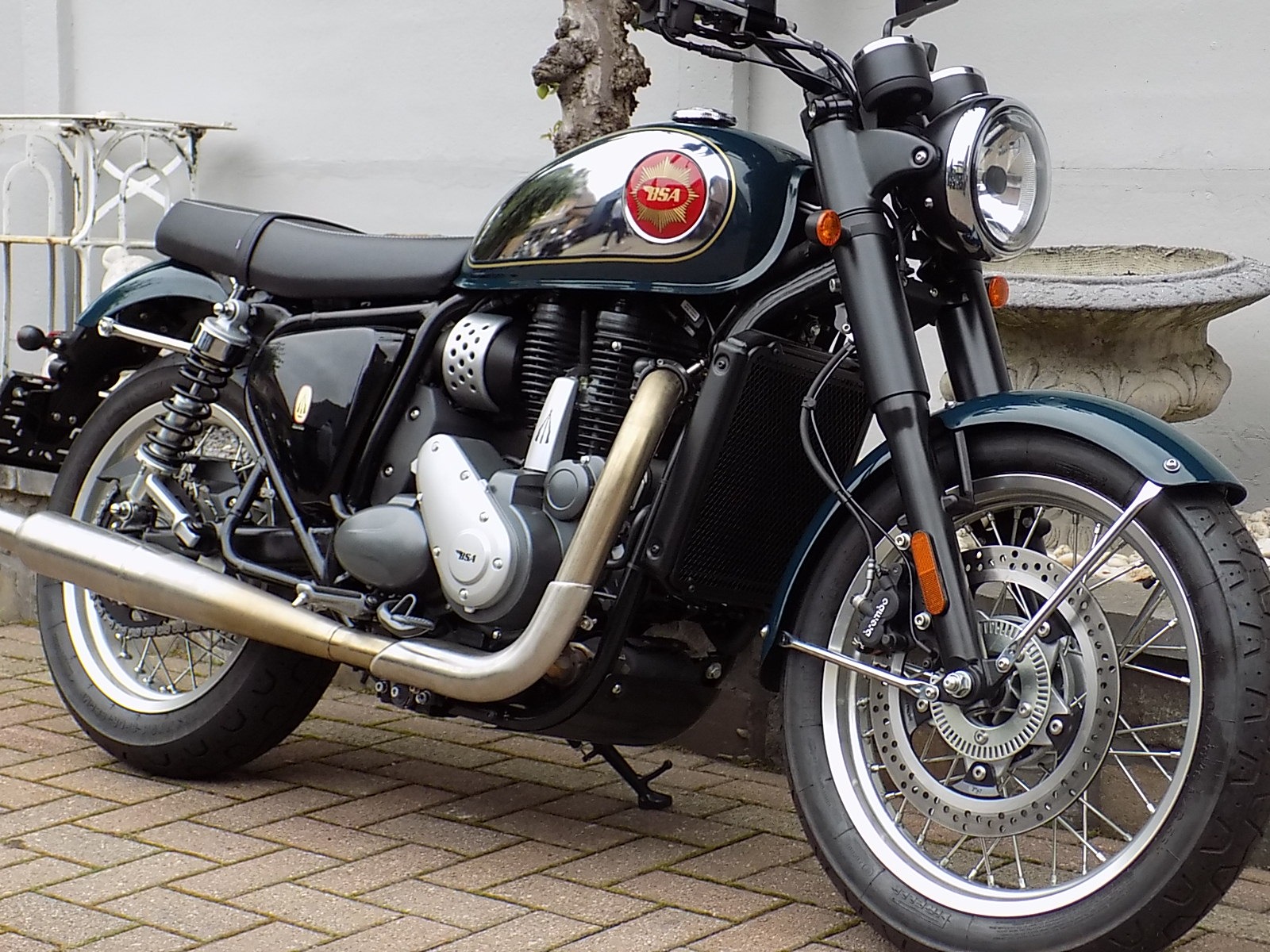 Lees meer over het artikel Nieuwe BSA GOLD STAR 650 officieel dealer Limburg!