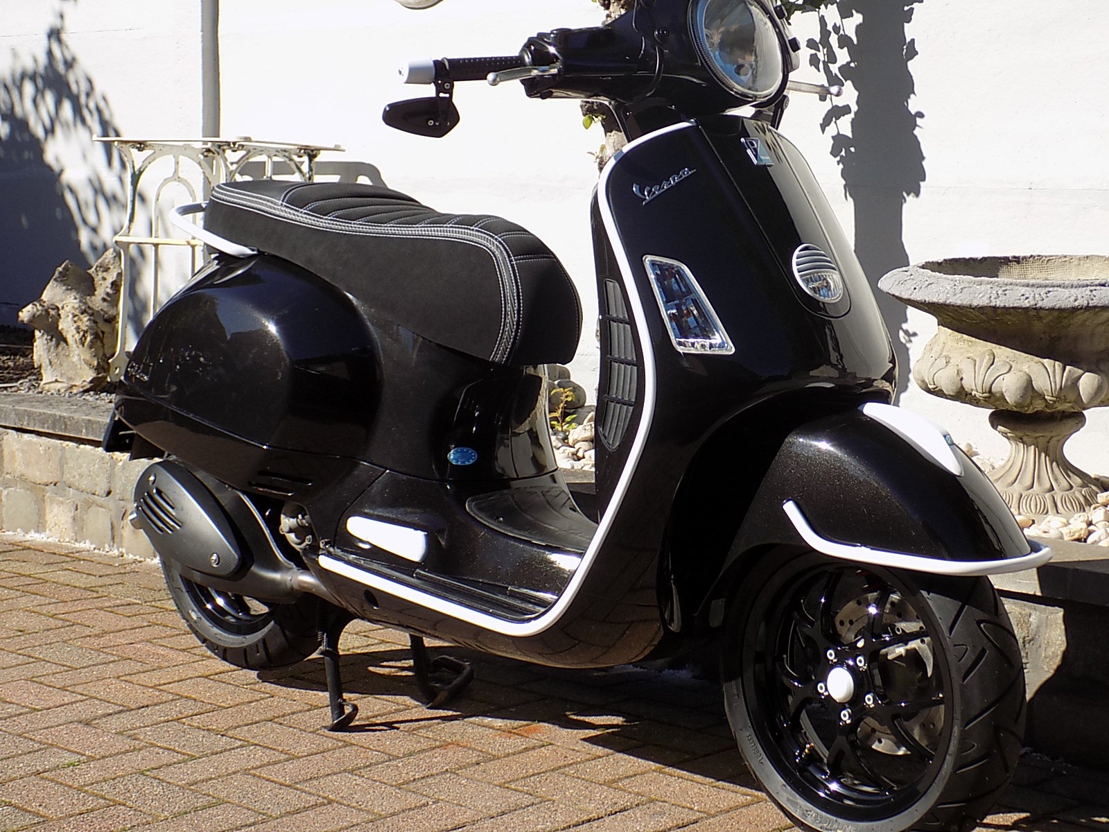 Lees meer over het artikel Vespa GTS 125 sport 13” wielen