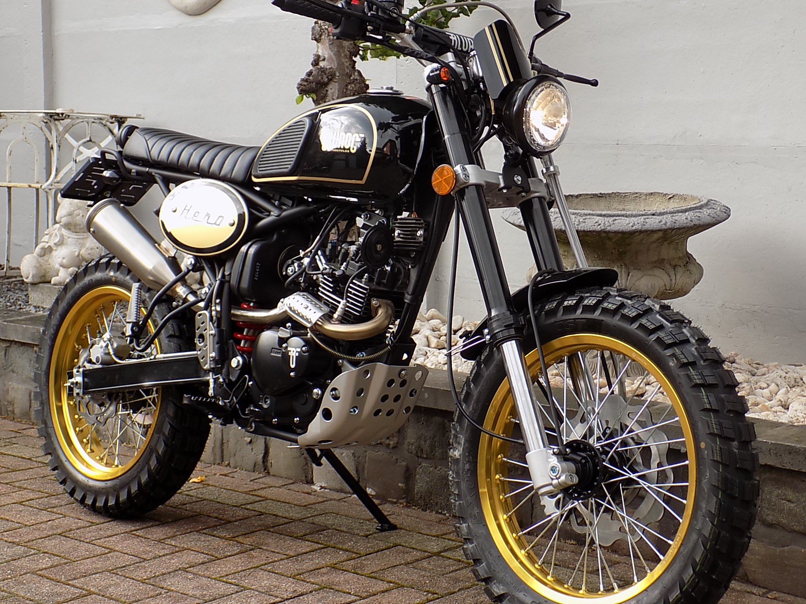 Lees meer over het artikel BLUROC Bullit HERO 125 scrambler 