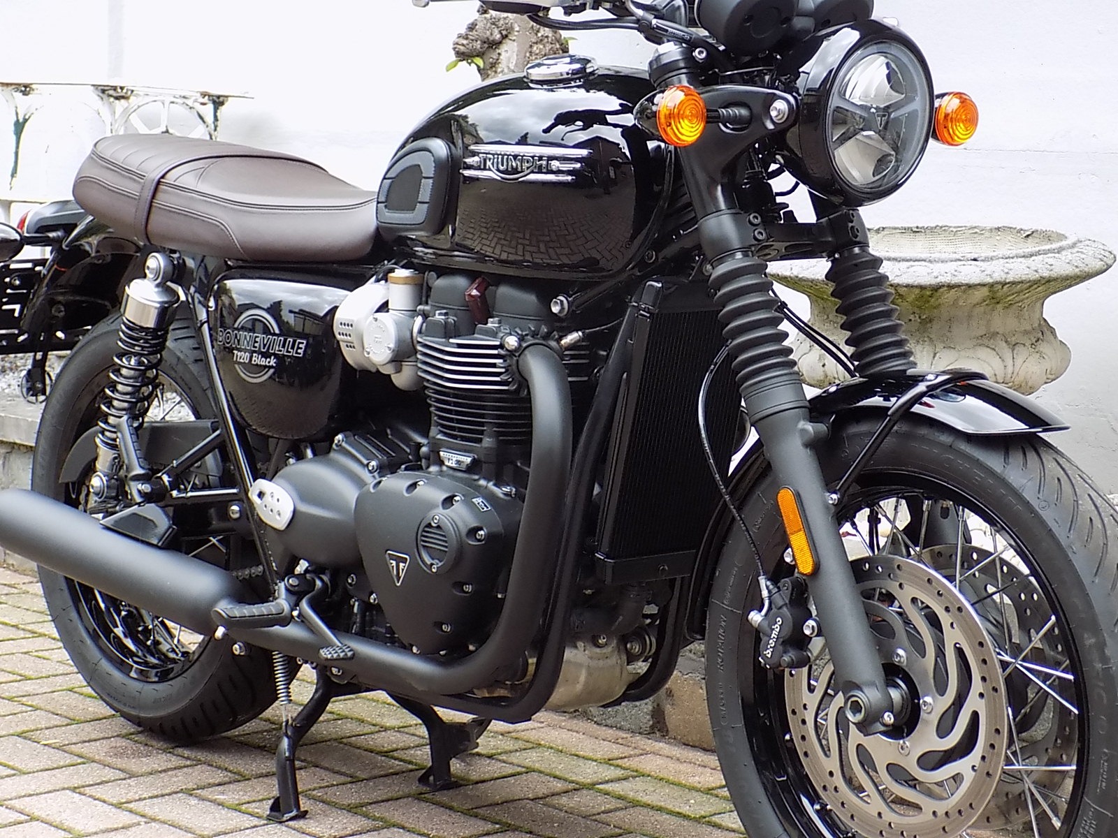 Lees meer over het artikel Triumph Bonneville T120 black als nieuw 