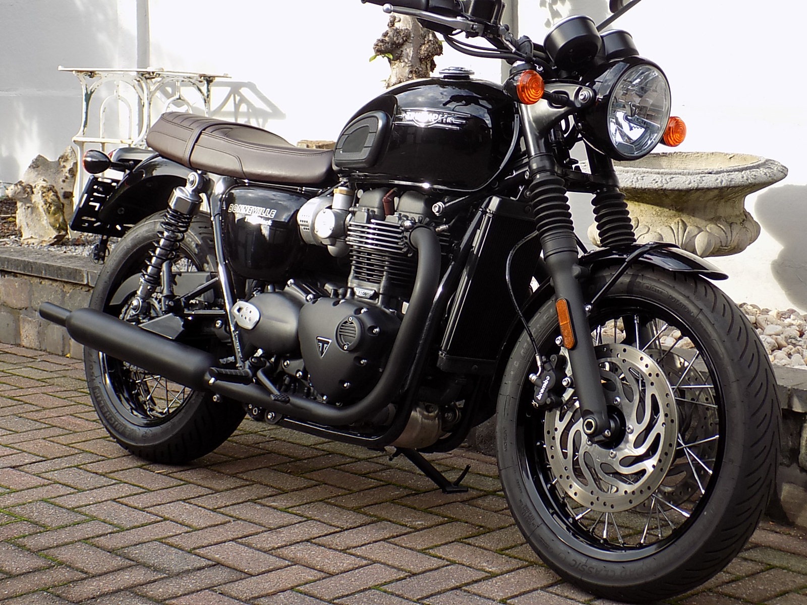 Lees meer over het artikel Triumph T120 Bonneville black als nieuw 