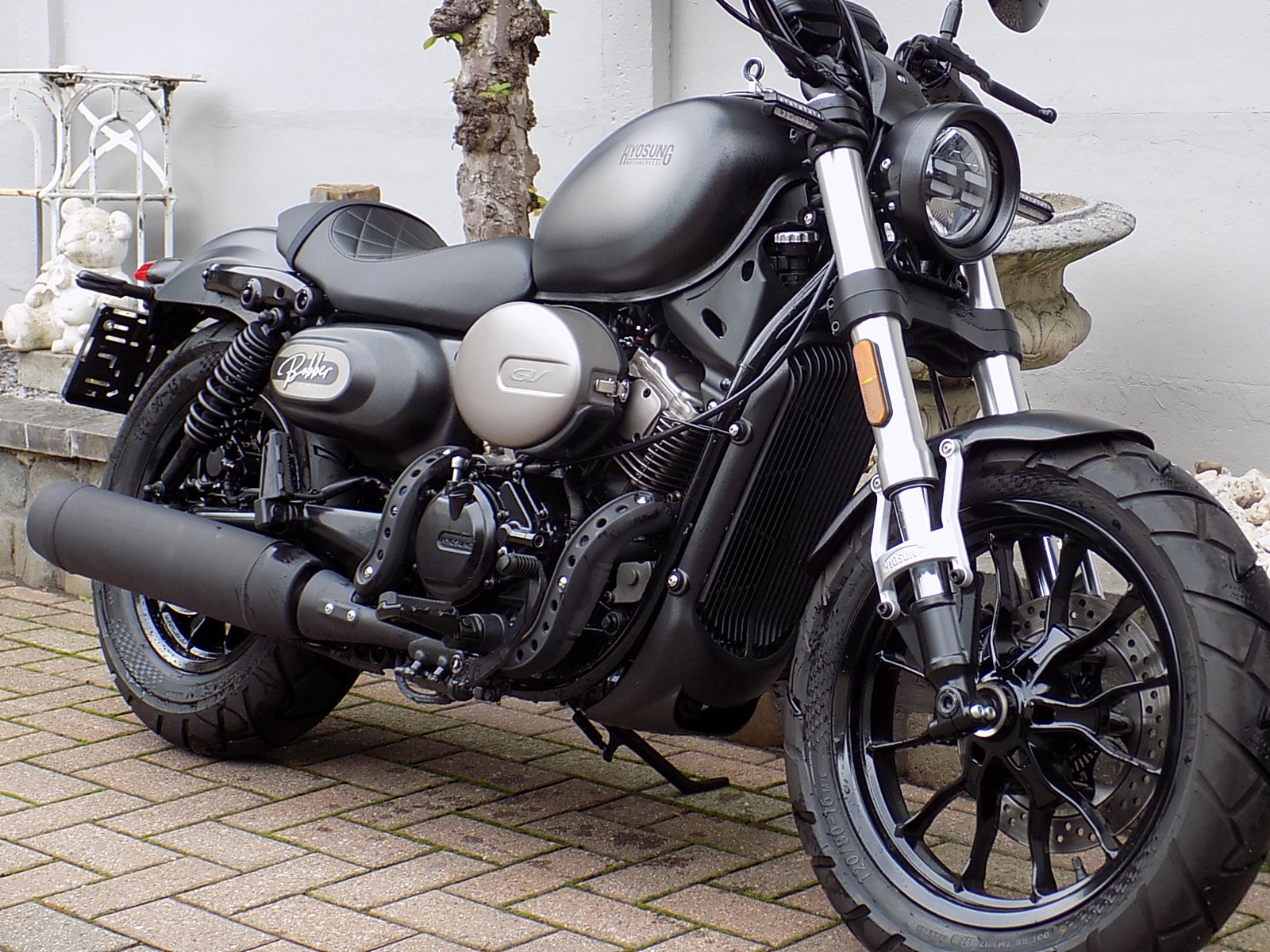 Lees meer over het artikel Hyosung GV 125 cc EVO chopper bobber moto als nieuw 